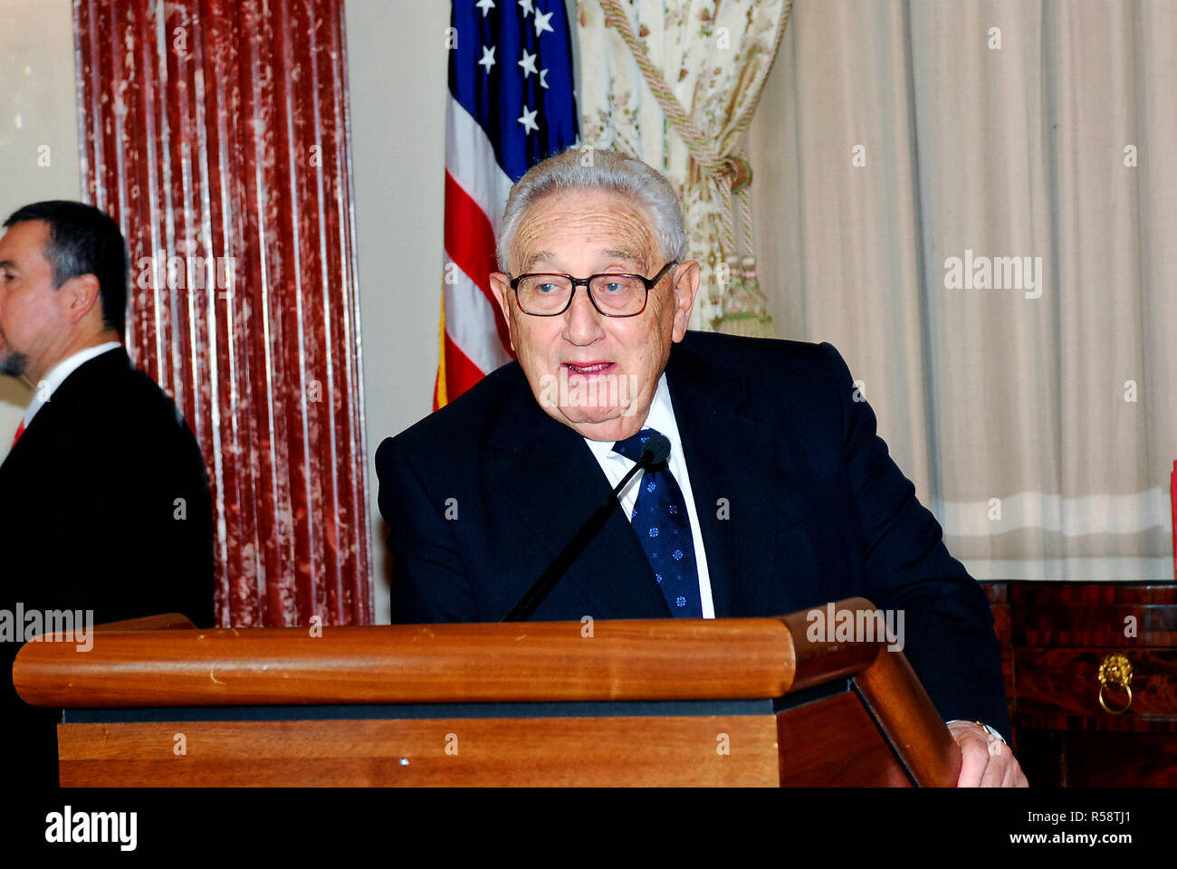 Henry Kissinger parlando all'Accademia Americana della diplomazia's 17th Annual Awards Luncheon, Benjamin Franklin Room. - 14 dicembre, 2006 Foto Stock