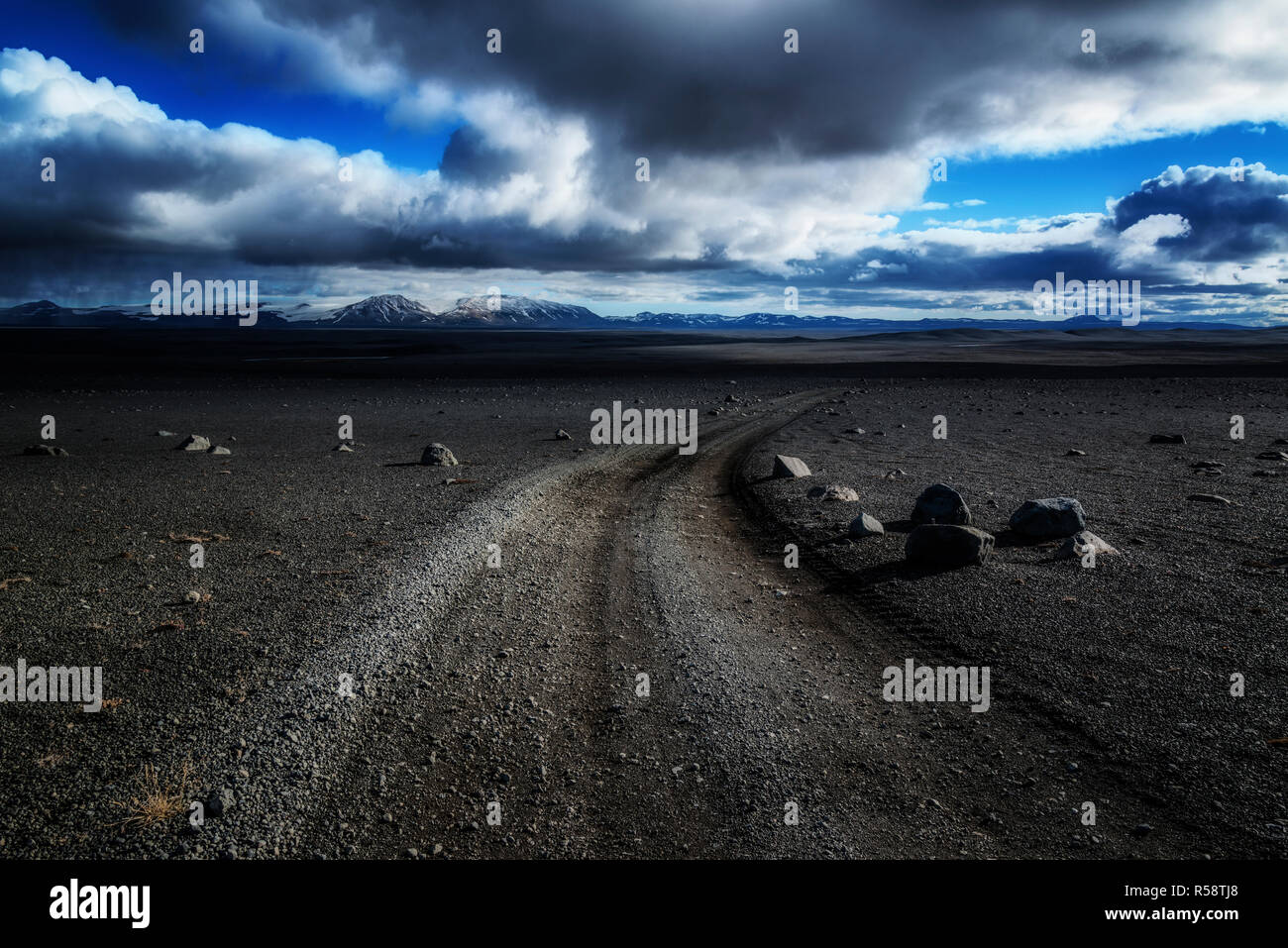 Strada di ghiaia nel deserto nelle highlands, Sprengisandsleið, Islanda Foto Stock