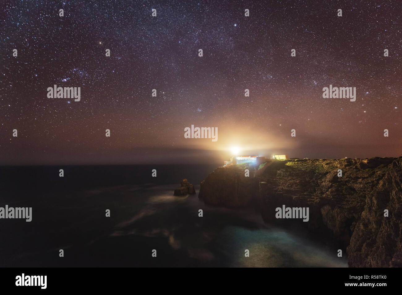 Il cielo stellato su faro portoghese Costa Sud, Cabo de Sao Vicente, Algarve, PORTOGALLO Foto Stock