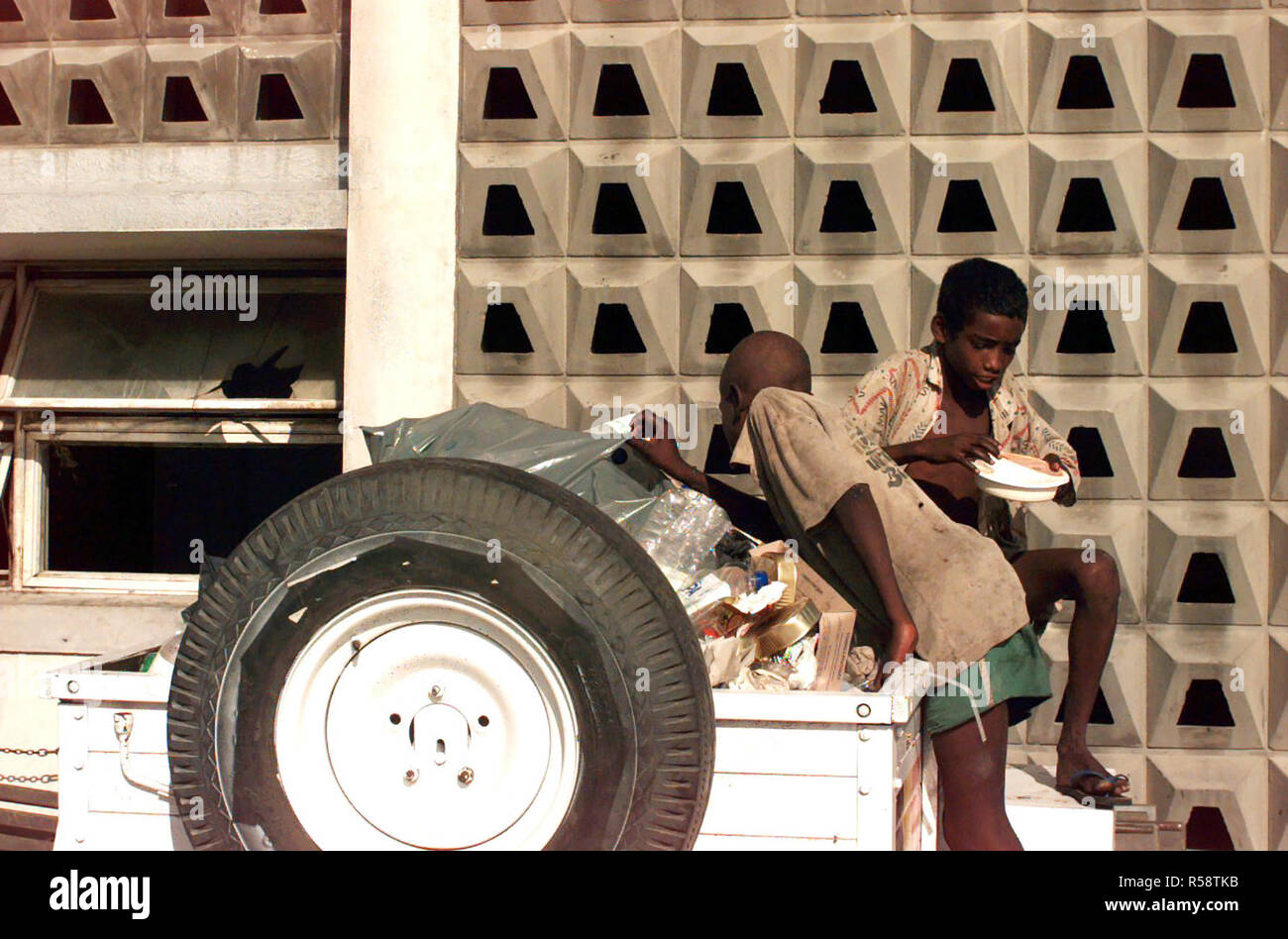 1992 - Giovani somali ricerca attraverso il cestino dell'esercito belga. Foto Stock