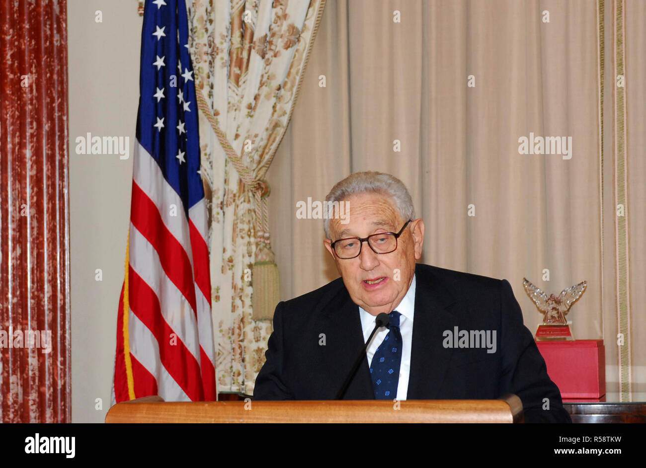 Henry Kissinger parlando all'Accademia Americana della diplomazia's 17th Annual Awards Luncheon, Benjamin Franklin Room. ca. 2006 Foto Stock
