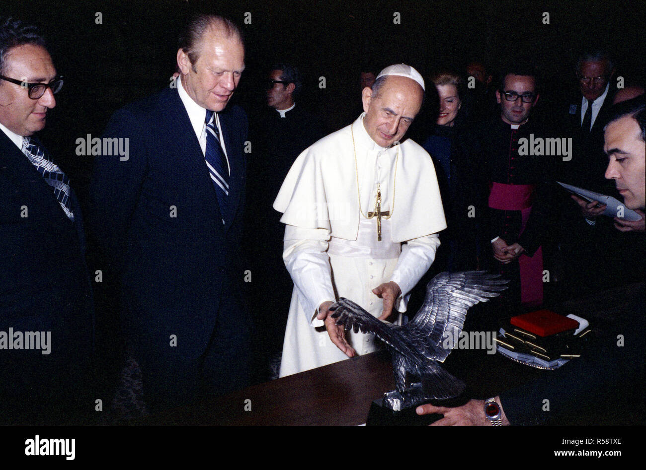 1975, 3 Giugno - Residenza pontificia, il Vaticano - Città del Vaticano (Roma, Italia) - Gerald Ford, Papa Paolo VI, Betty Ford, Henry Kissinger - guardando al silver eagle - Viaggio in Italia - La visita di Sua Santità il Papa Paolo VI Foto Stock