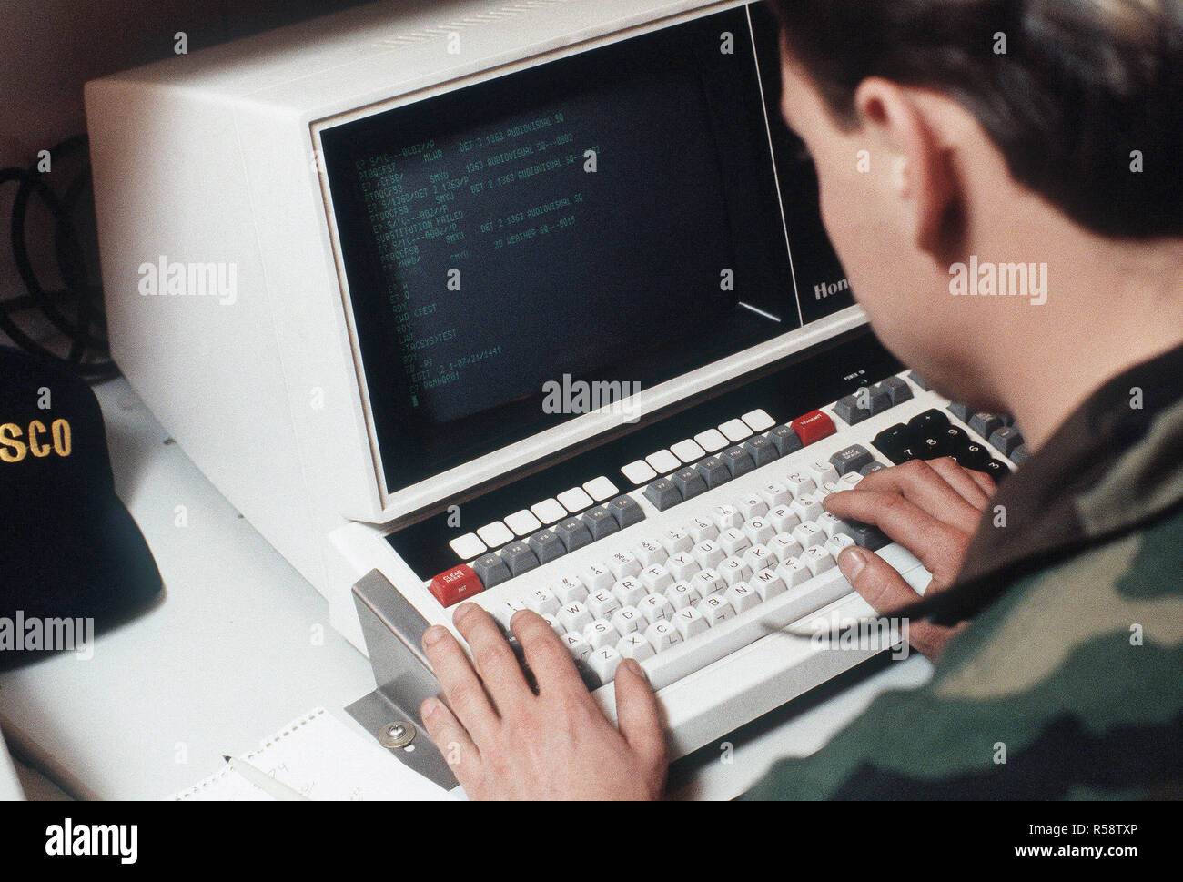 Un aviatore comanda un terminale di computer all'interno del personale mobile ditta van durante l'esercizio dello spirito di squadra '85. Foto Stock