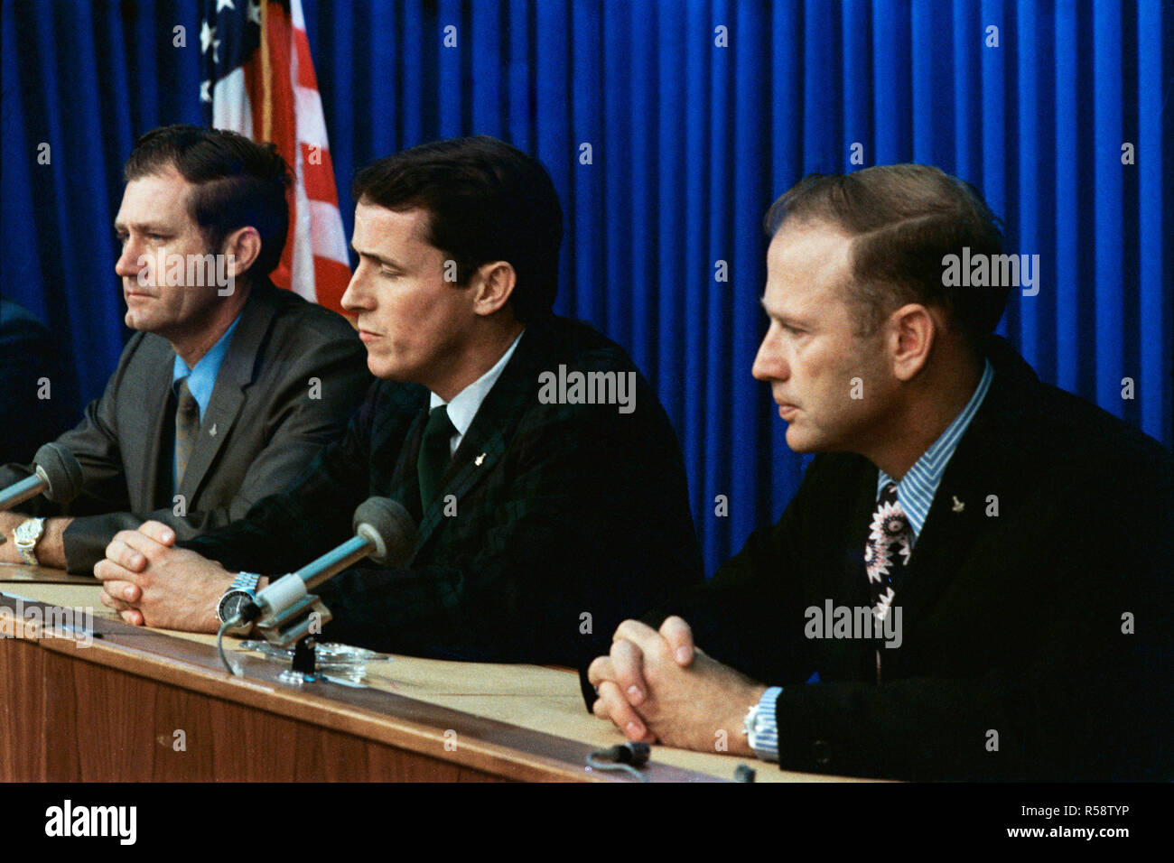 (Dicembre 1972) --- i tre membri del primo equipaggio del terzo dei tre pianificato presidiati Skylab missioni (Skylab 4) compaiono prima di una raccolta di notizie i rappresentanti dei media in occasione di una conferenza stampa tenutasi presso il veicolo spaziale con equipaggio centro. Essi sono, da sinistra a destra, astronauta William R. Pogue, pilota; scienziato-astronauta Edward G. Gibson, scienza pilota e astronauta Gerald P. Carr, commander. Foto Stock