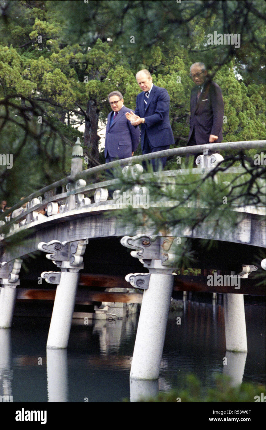 1974, Novembre 21 - Vecchio Palazzo Imperiale - Kiaki-Bashi Bridge - Kyoto, Giappone - Gerald Ford, Henry Kissinger A., Tadashi Ishikawa - in piedi sul ponte, guardando il pesce - Viaggio in Giappone - prima visita in Giappone da seduta il Presidente USA Foto Stock