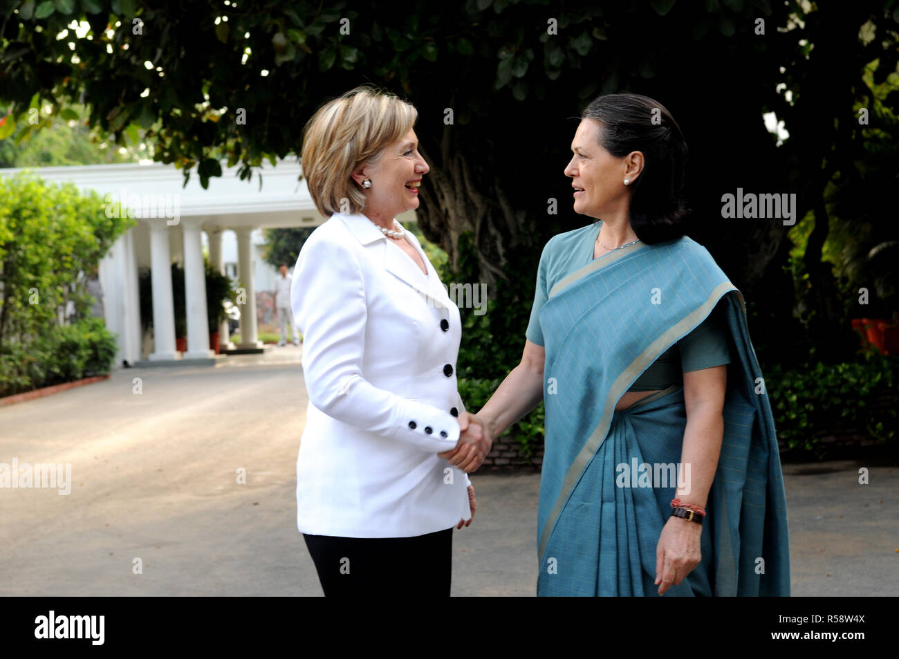 2009 - Presidente della Indian del Partito del Congresso Sonia Gandhi accoglie U.S. Il segretario di Stato Hillary Rodham Clinton a sua residenza a Nuova Delhi, India Foto Stock