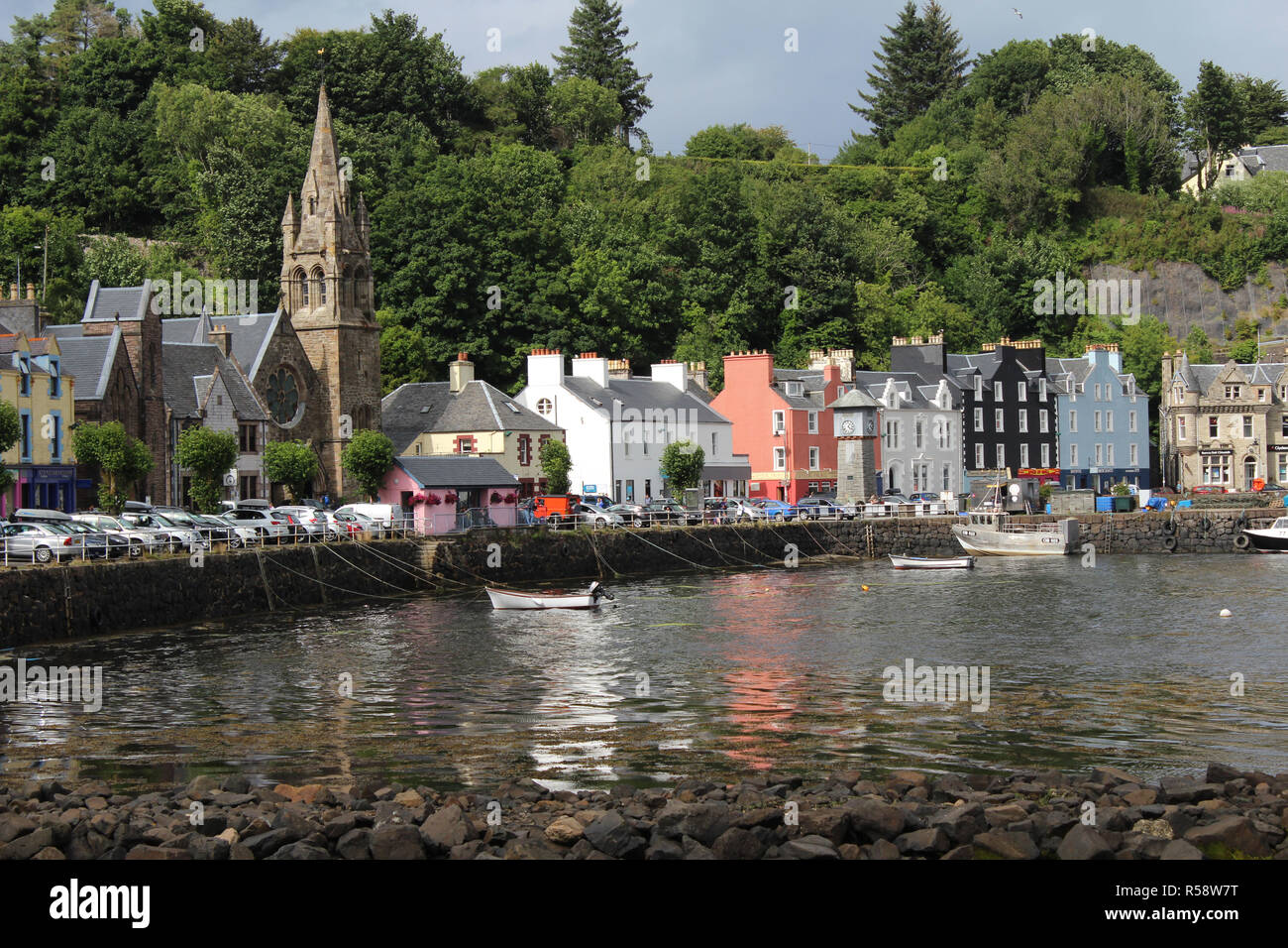 TOBERMORY, Scozia, 27 luglio 2018: una intensa giornata d'estate sulla mainstreet e il porto di Tobermory. La città è la capitale dell'isola di Mull Foto Stock