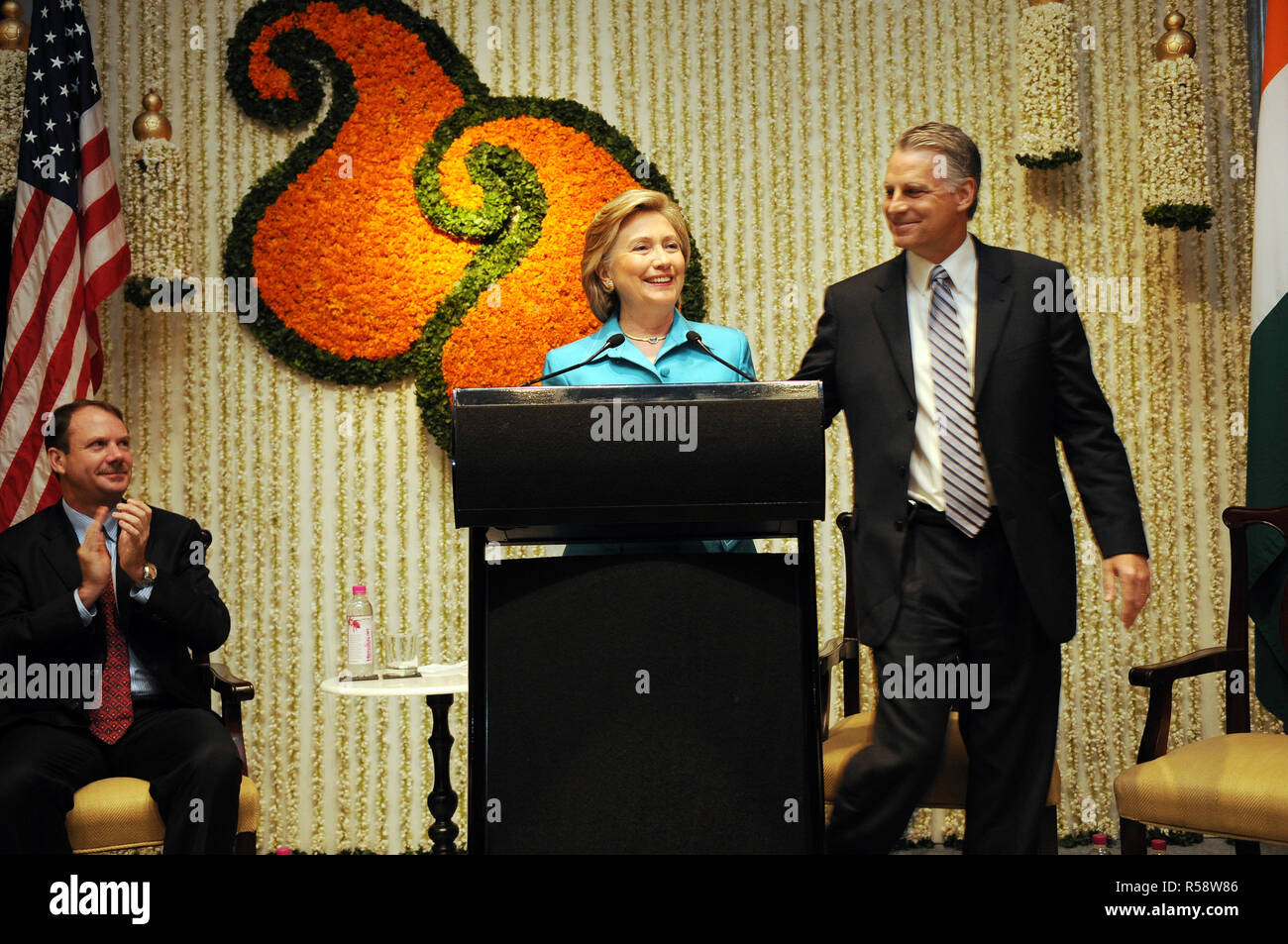 2009 - STATI UNITI Il segretario di Stato Hillary Rodham Clinton sul palco con Timothy J. Roemer, U.S. Ambassador-Designate in India (R), e Console Generale Paolo Folmsbee (L) durante il discorso di Mumbai consolato personale al Taj Palace Hotel Foto Stock