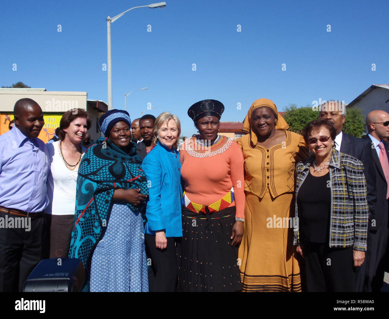 2009 - STATI UNITI Il segretario di Stato Hillary Rodham Clinton e U.S. Congressista Nita Lowey posano con persone da Victoria Mxenge Sviluppo di alloggiamento di Città del Capo in Sud Africa Foto Stock