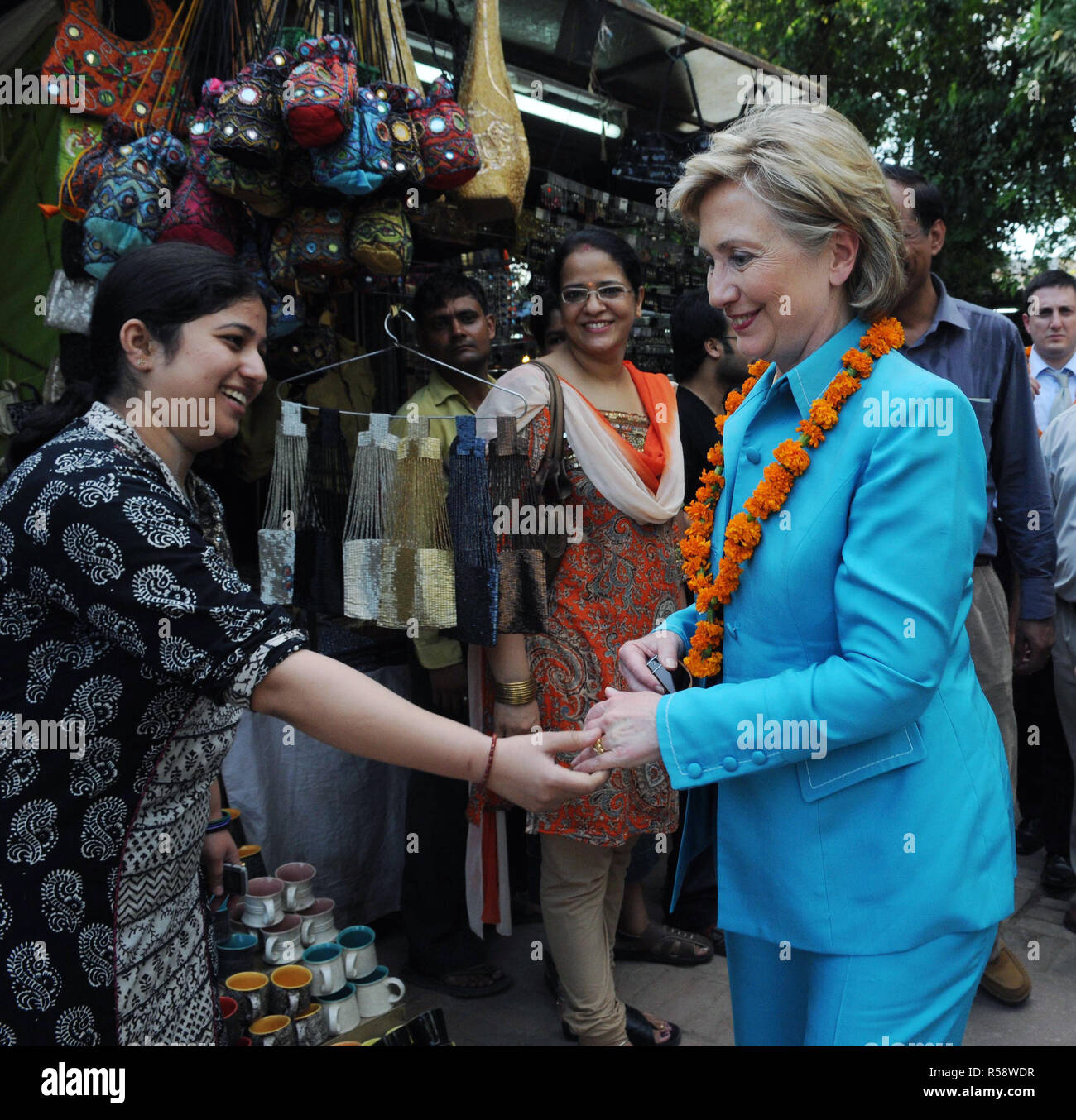 2009 - STATI UNITI Il segretario di Stato Hillary Rodham Clinton ha negozi a Dilli Haat, New Delhi, India Foto Stock