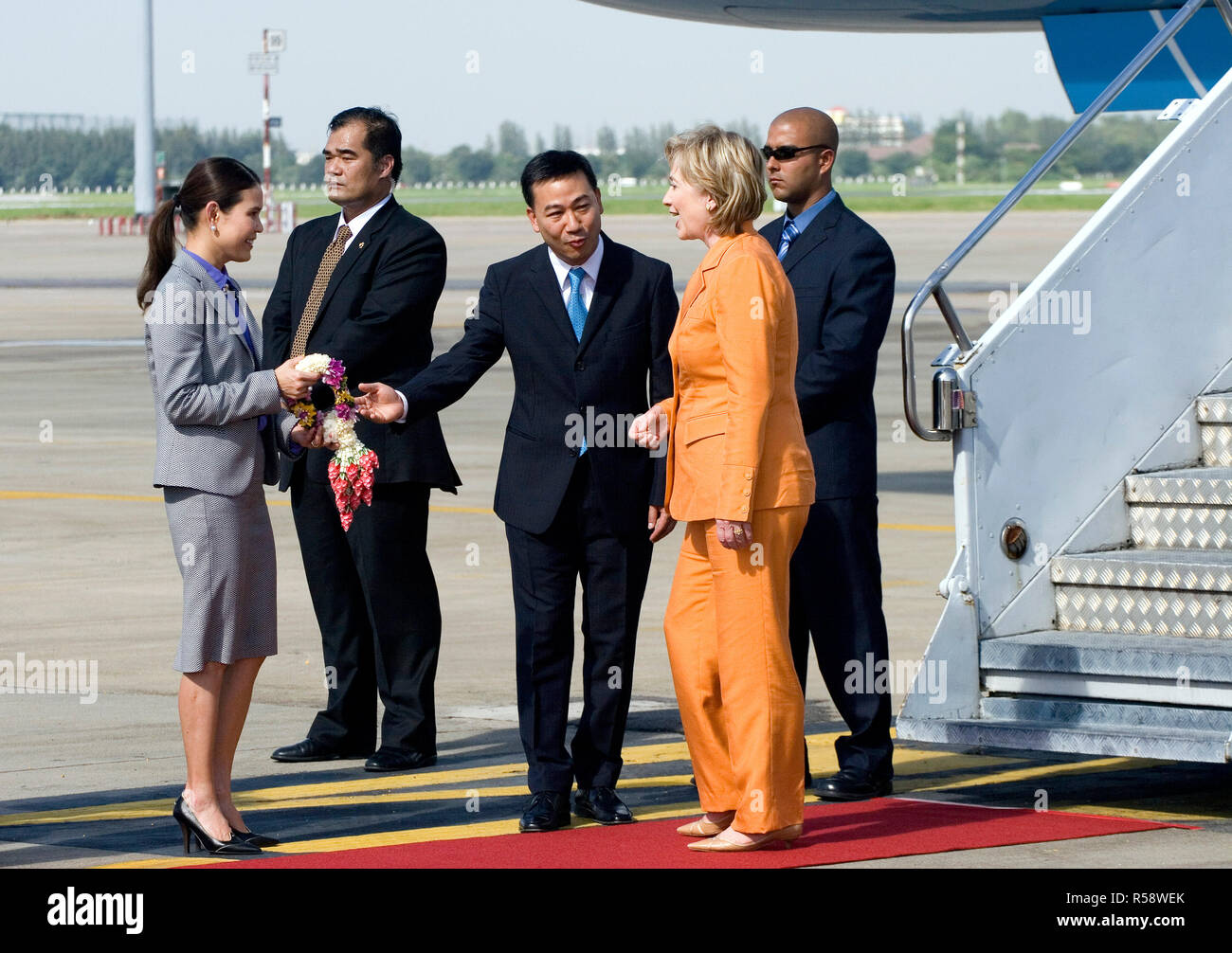 Il Segretario di Stato americano Hillary Clinton è salutato dal Vice Ministro degli Affari Esteri Panich Vikitsreth e sua moglie al suo arrivo a Bangkok, in Thailandia il Martedì, luglio 21, 2009. Foto Stock