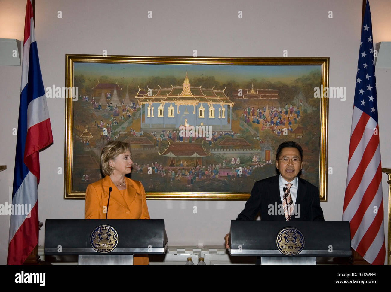 Il Segretario di Stato americano Hillary Clinton si affaccia su mentre il Vice Primo Ministro Korbsak Sabhavasu dà commento durante la conferenza stampa dopo la riunione bilaterale svoltasi presso la sede del governo di Bangkok, Thailandia Martedì, luglio 21, 2009. Foto Stock
