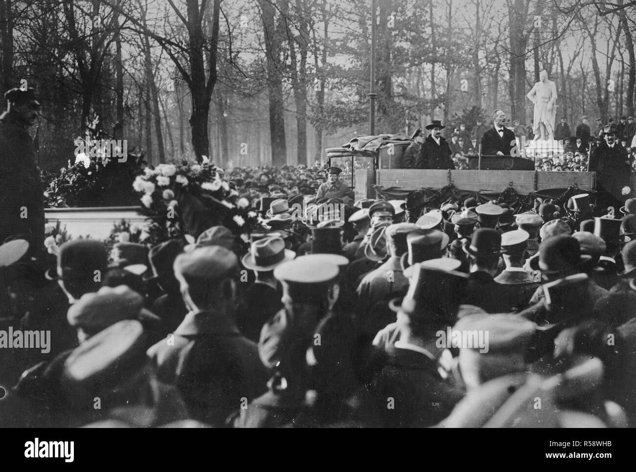 La rivoluzione tedesca - l'ultima apparizione pubblica di Liebnecht, su assedi Allee. Dopo questa riunione di incitamento che egli sia stato arrestato dalla Ebert le truppe governative, Berlino, Germania (possibilmente a gennaio 1919) Foto Stock