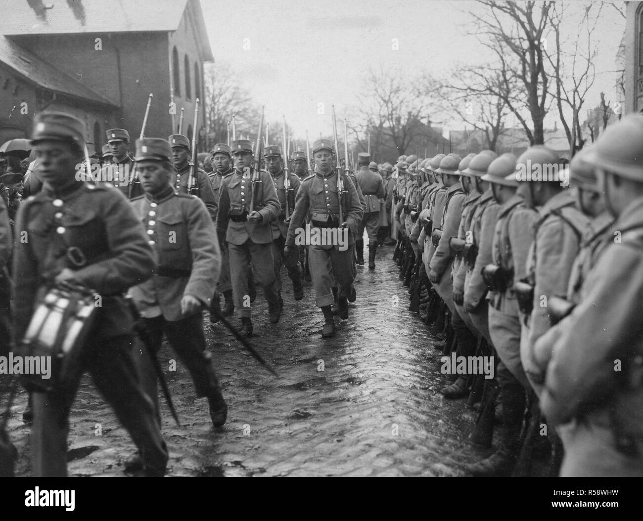 La rivoluzione tedesca - occupazione del nord Schleswig dai danesi: Forze francesi salutando i danesi in entrata ca. 1920s ?? Foto Stock