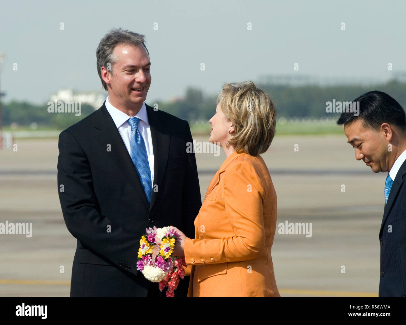 Il Segretario di Stato americano Hillary Clinton è accolto da Ambasciatore Eric G. Giovanni al suo arrivo a Bangkok, in Thailandia il Martedì, luglio 21, 2009. Foto Stock