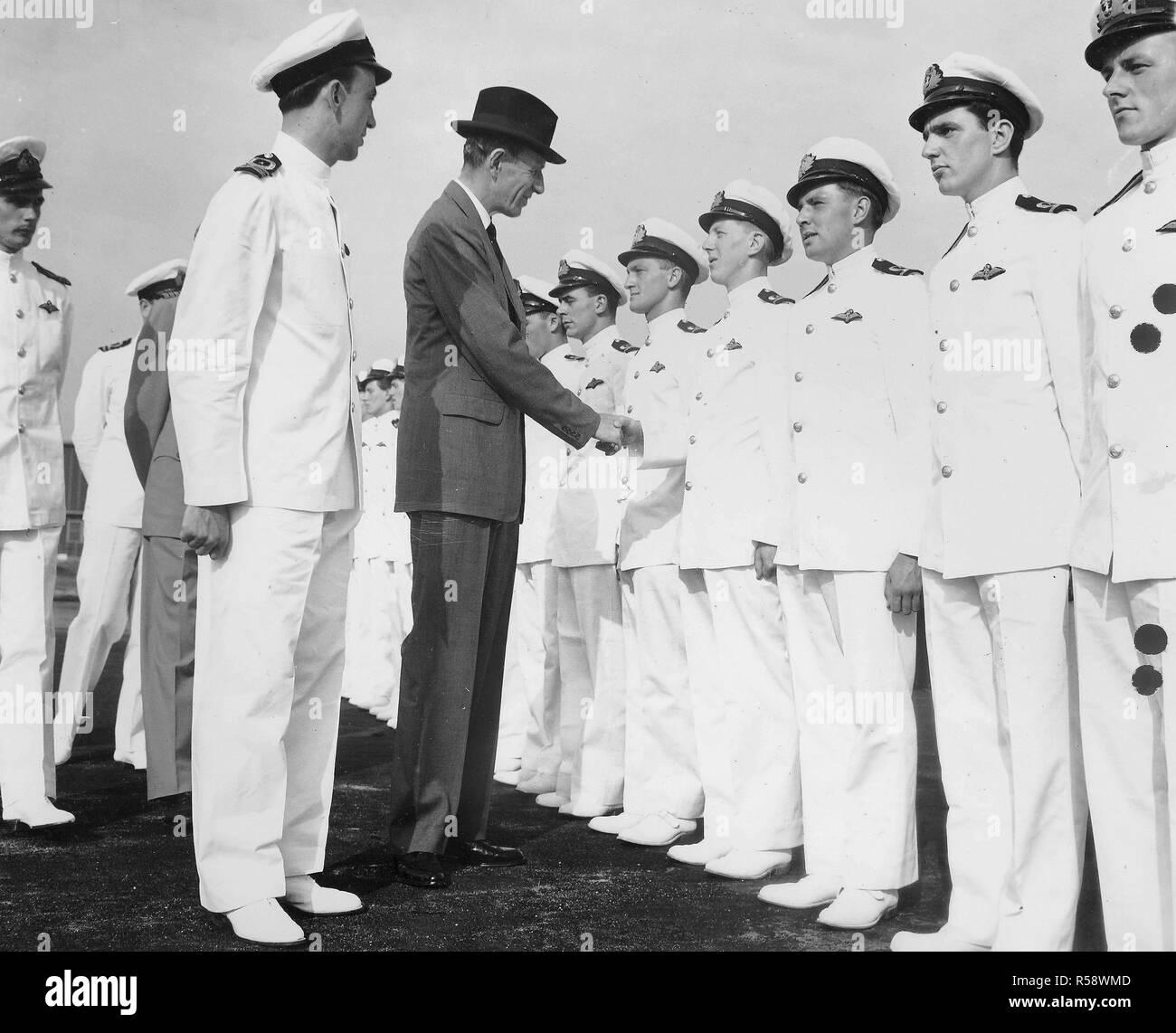 6/23/1944 - Il signore Halifax, Ambasciatore britannico presso gli Stati Uniti, saluto piloti inglesi a U.S. Naval Air Station, Brunswick, Maine Foto Stock