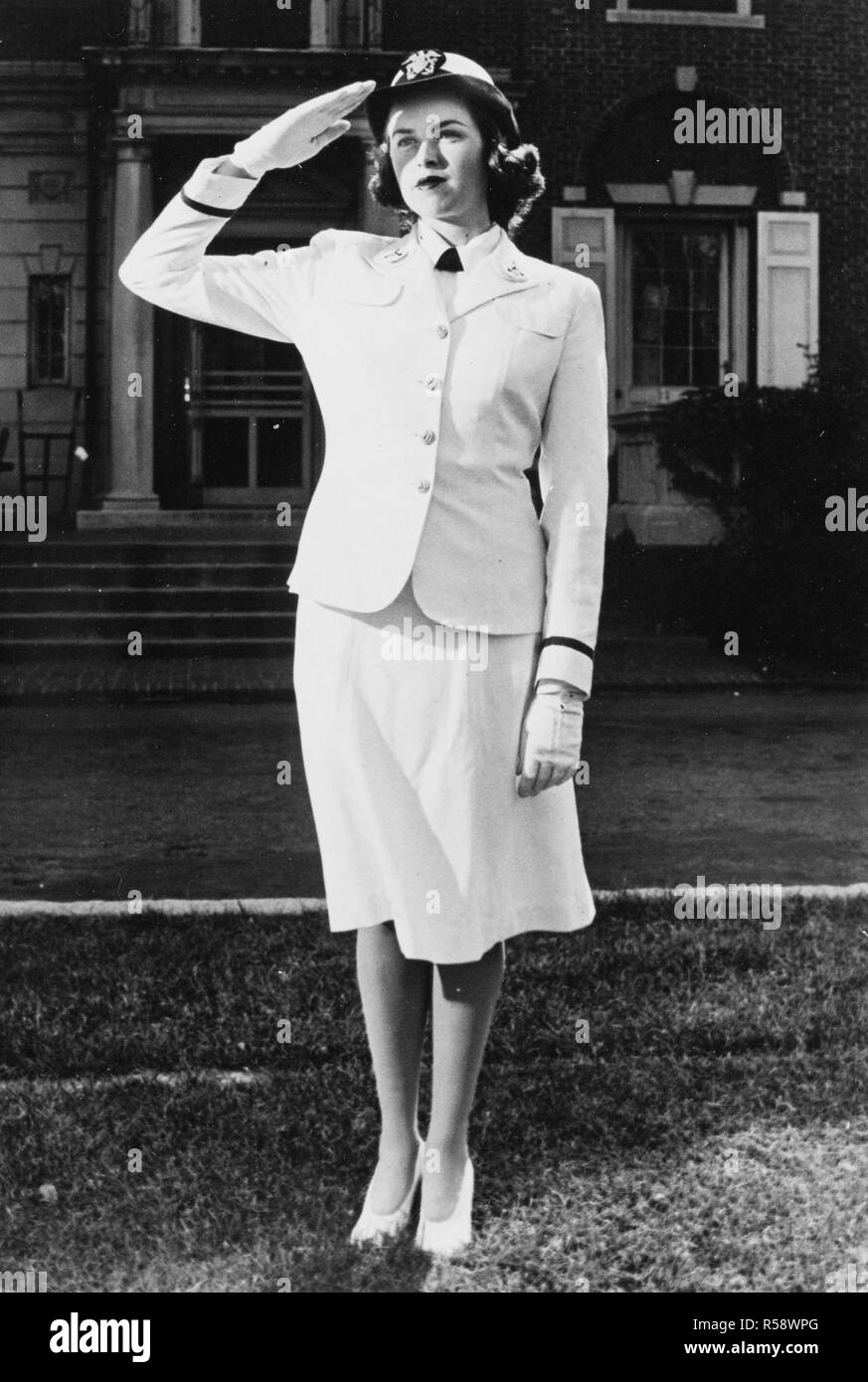 1940s - Donna accettati per il Volontariato Servizio di emergenza (onde) salutando, Smith College Northampton, Massachusetts Foto Stock