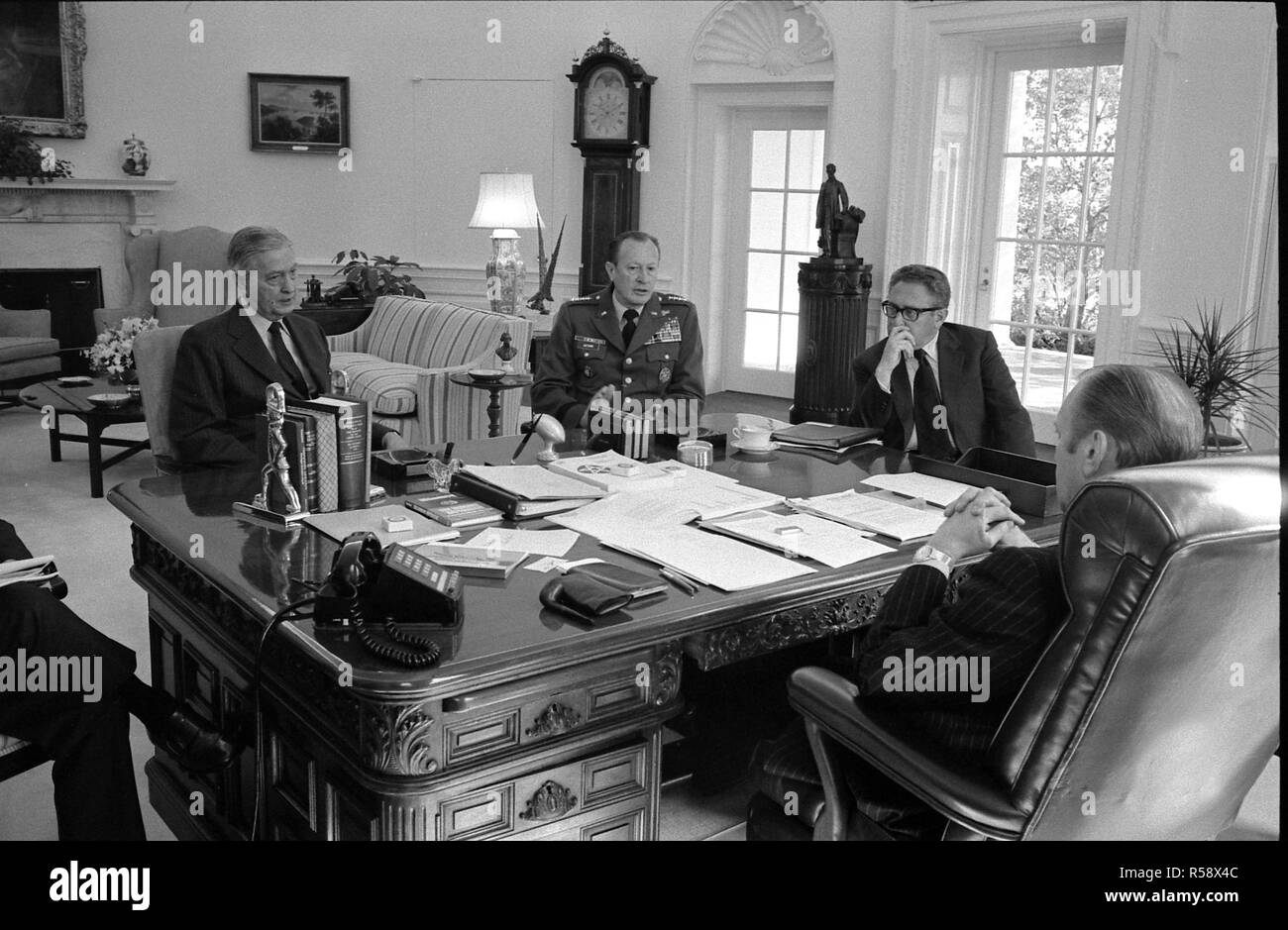 Questa fotografia è stata scattata nell'Ufficio Ovale della Casa Bianca. Nella foto con il presidente di Ford sono Brent Scowcroft, Vice Assistente del Presidente per le questioni di sicurezza nazionale; Graham Martin, Ambasciatore degli Stati Uniti per la Repubblica del Vietnam; Capo di Stato Maggiore dell Esercito generale Frederick Weyand; e il Segretario di Stato Henry Kissinger A.. Gerald Ford ha il suo torna alla fotocamera. Brent Scowcroft è parzialmente oscurata. Foto Stock