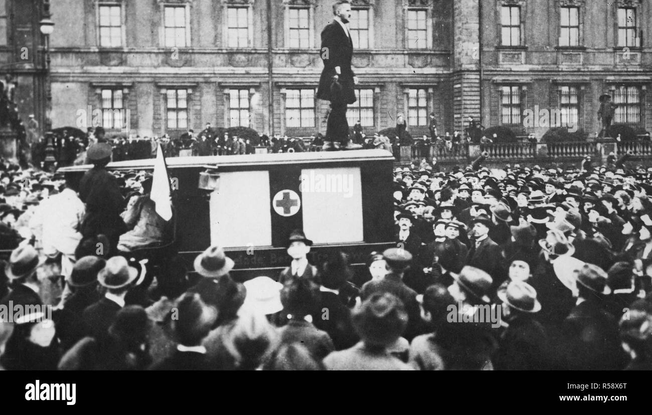 La rivoluzione tedesca - La Repubblica tedesca. Un operaio che parla al popolo dal tetto di una ambulanza poco dopo la dichiarazione di una repubblica tedesca. Una fotografia scattata a Berlino ca. 11/9/1918 Foto Stock