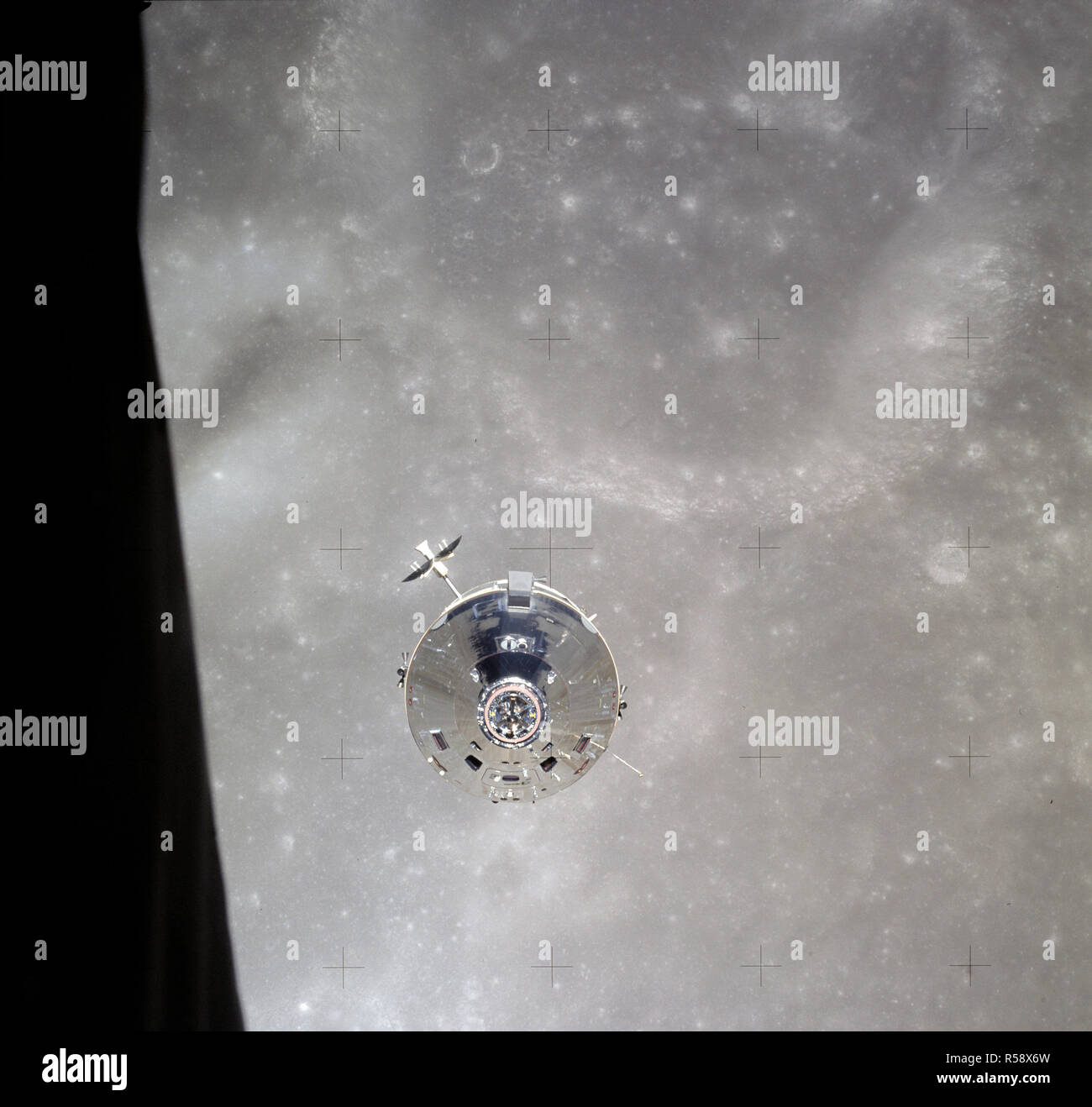 (23 aprile 1972) --- Il comando di Apollo e moduli di servizio (CSM) "Casper' si avvicina il modulo lunare (LM) "Orion" da cui questa fotografia è stata fatta. Foto Stock