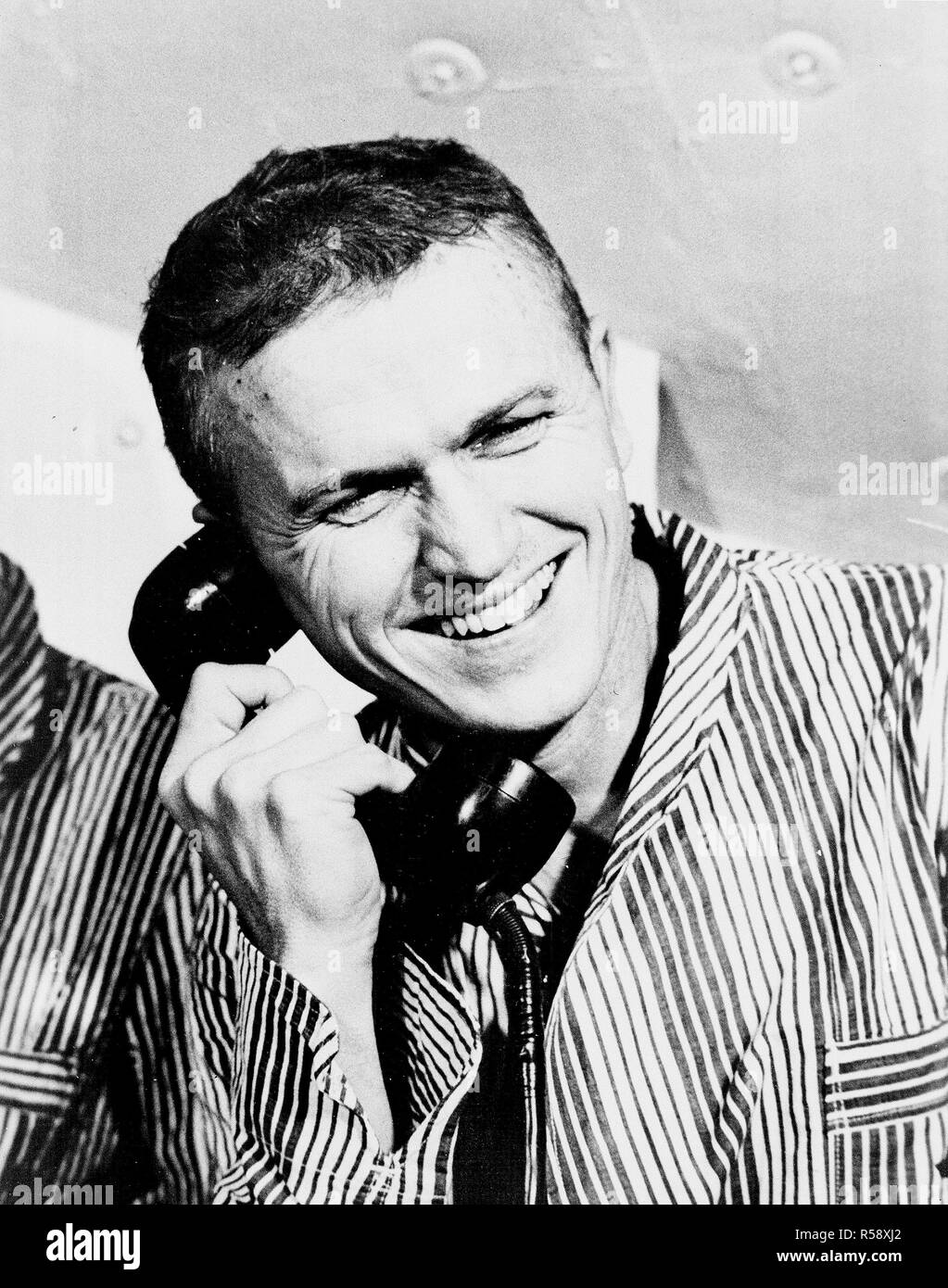 1968 - Apollo 8 astronauta Frank Borman, comandante della prima presidiato di Saturno V volo spaziale in orbita lunare, accettato una chiamata telefonica da parte degli Stati Uniti Il presidente Lyndon B. Johnson prima del lancio. Foto Stock