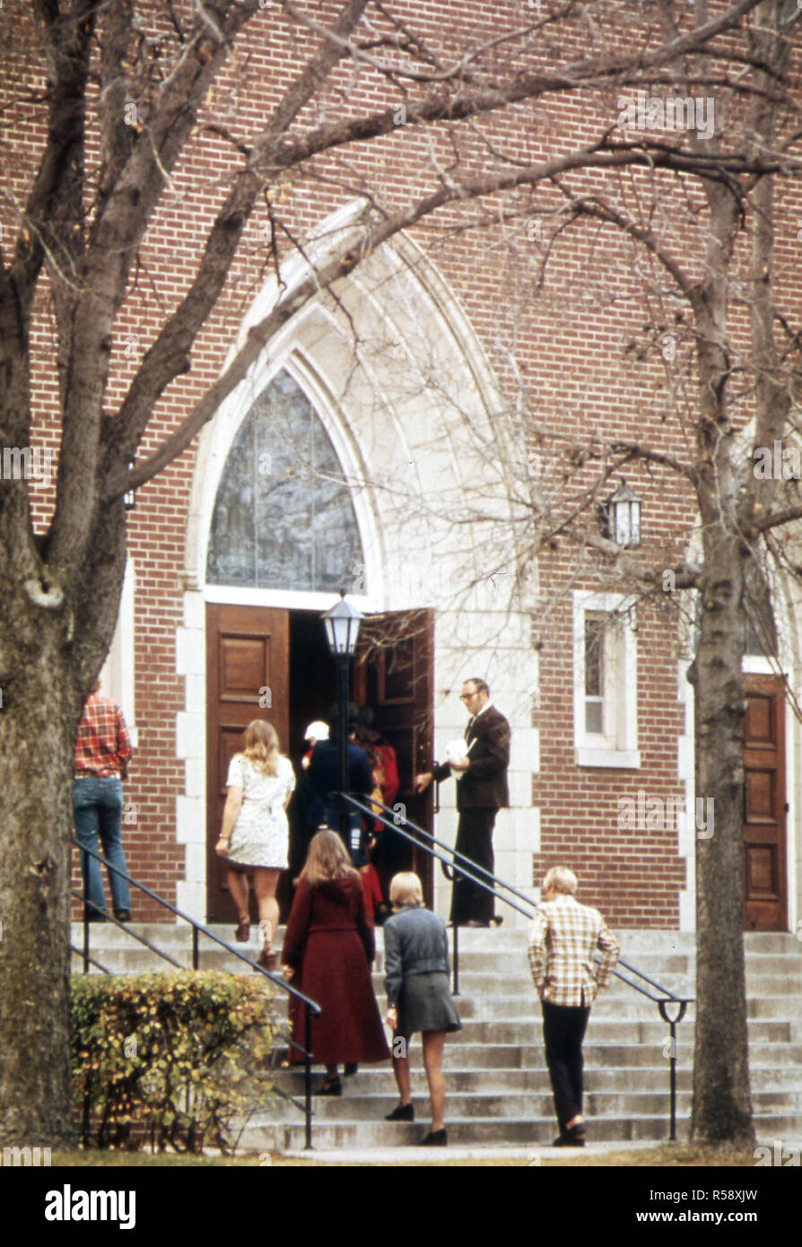 1974 - i luterani Membri della Congregazione sono mostrati entrando in san Paolo Chiesa Evangelica New Ulm Foto Stock