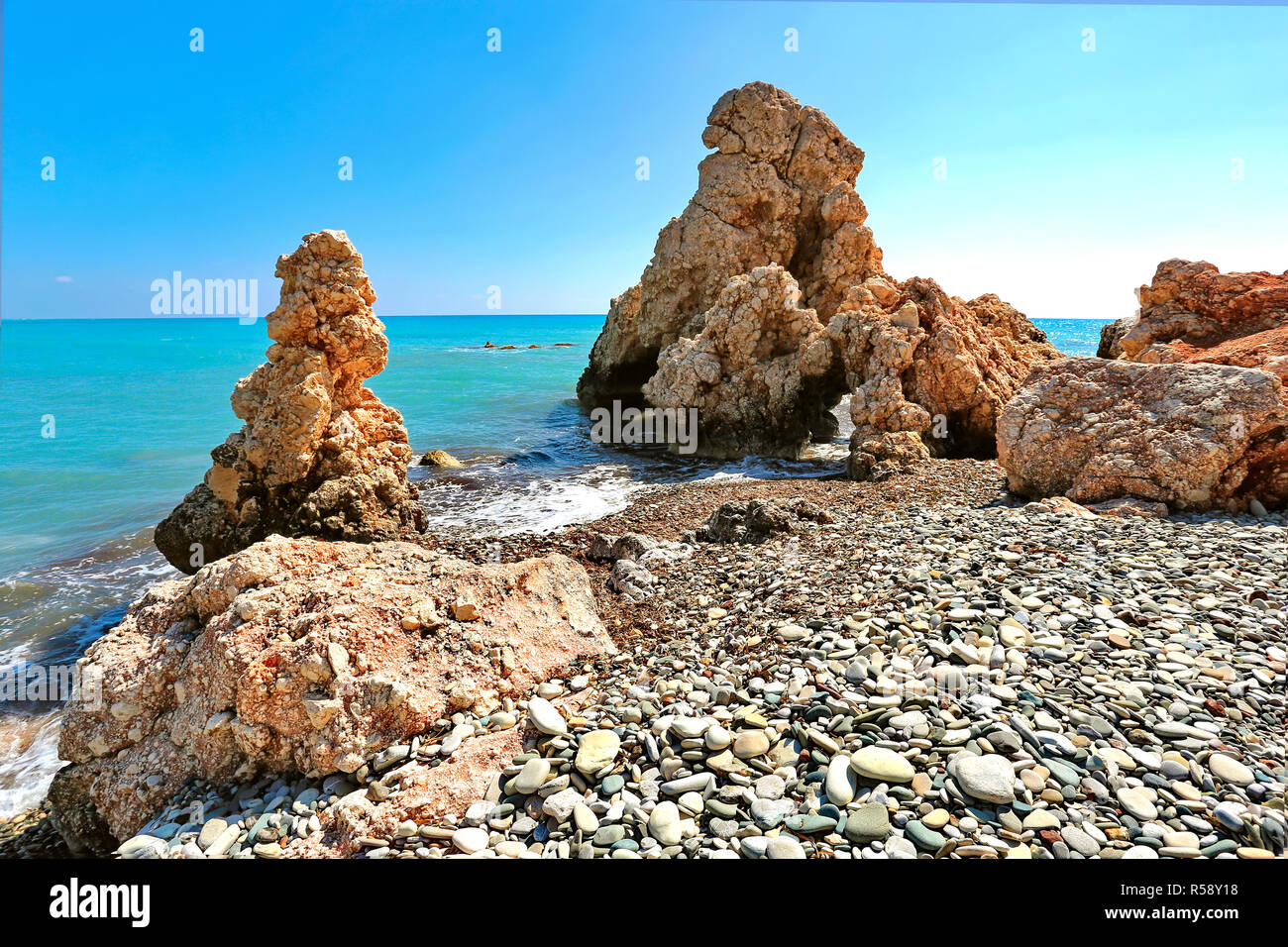 Roccia di Afrodite (Petra tou Romiou) il luogo di nascita di Afrodite, la dea greca di amore, su un litorale spiaggia di Cipro occidentale vicino a Paphos. Foto Stock