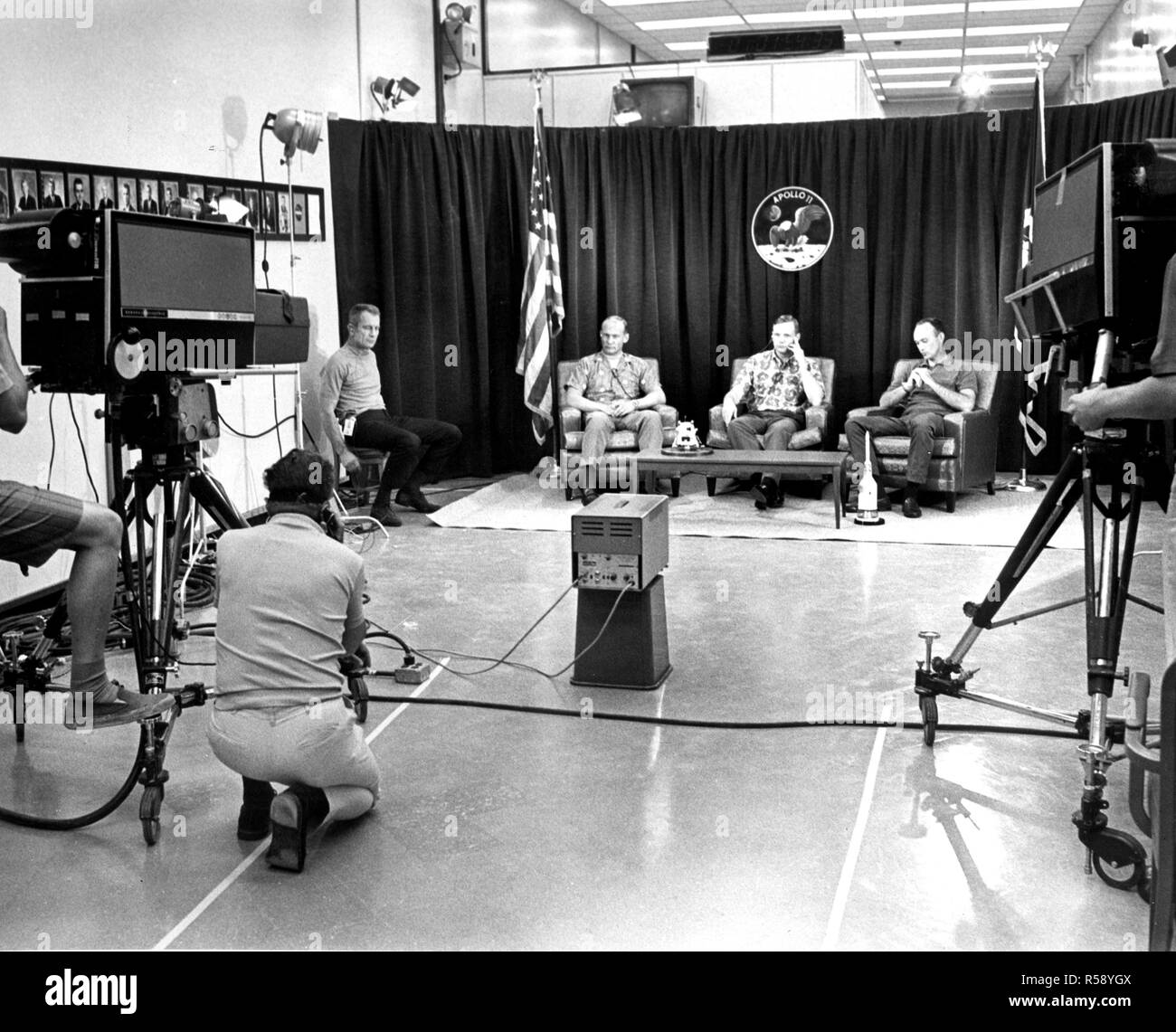 La notte prima del giorno del lancio, Apollo 11 membri di equipaggio (R-L) Michael Collins, Neil Armstrong e Edwin Aldrin, ha partecipato in un circuito chiuso con una conferenza stampa la notte prima hanno iniziato il loro storico atterraggio lunare di missione. A sinistra è chief astronauta e direttore di equipaggio di volo operazioni, Donald K. Slayton. Foto Stock