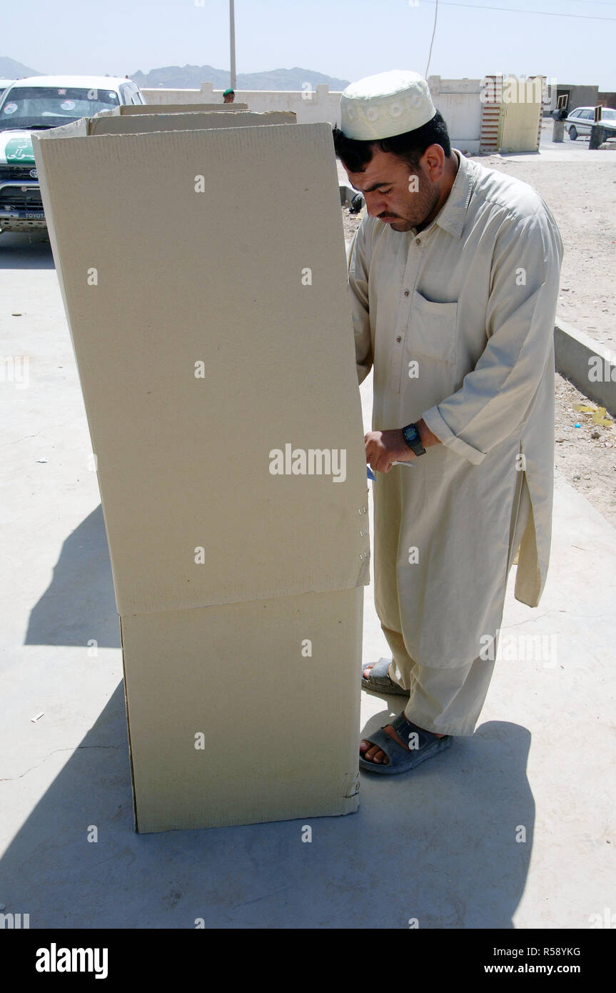 Il popolo afghano è andato alle urne per votare per il Parlamento e per i candidati provinciali. Il popolo afghano vuole mettere nuovi candidati in ufficio che potrebbe fare la differenza nel loro quartiere. Foto Stock