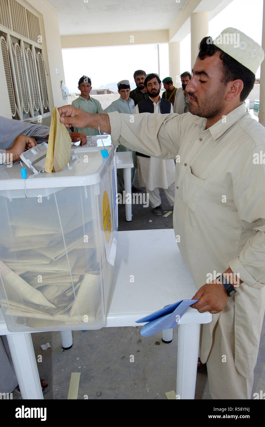 Il popolo afghano è andato alle urne per votare per il Parlamento e per i candidati provinciali. Il popolo afghano vuole mettere nuovi candidati in ufficio che potrebbe fare la differenza nel loro quartiere. Foto Stock