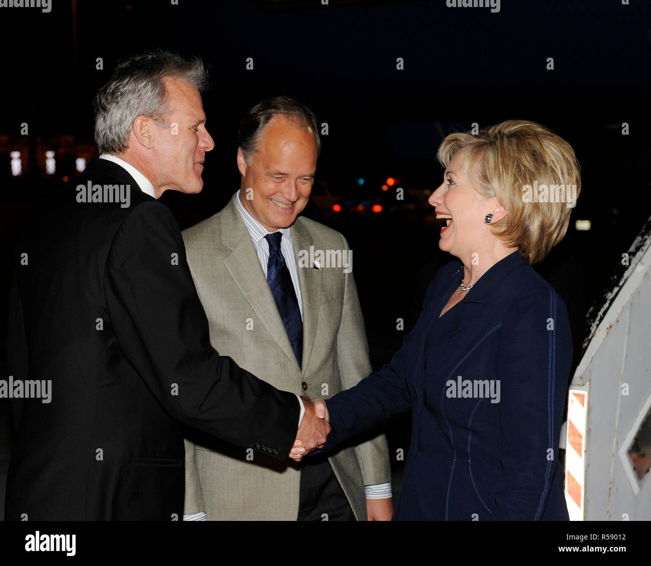 2009 - STATI UNITI Il segretario di Stato Hillary Rodham Clinton è accolto da U.S. Ambasciatore di Israele James B. Cunningham e funzionari israeliani all'arrivo in Israele Foto Stock