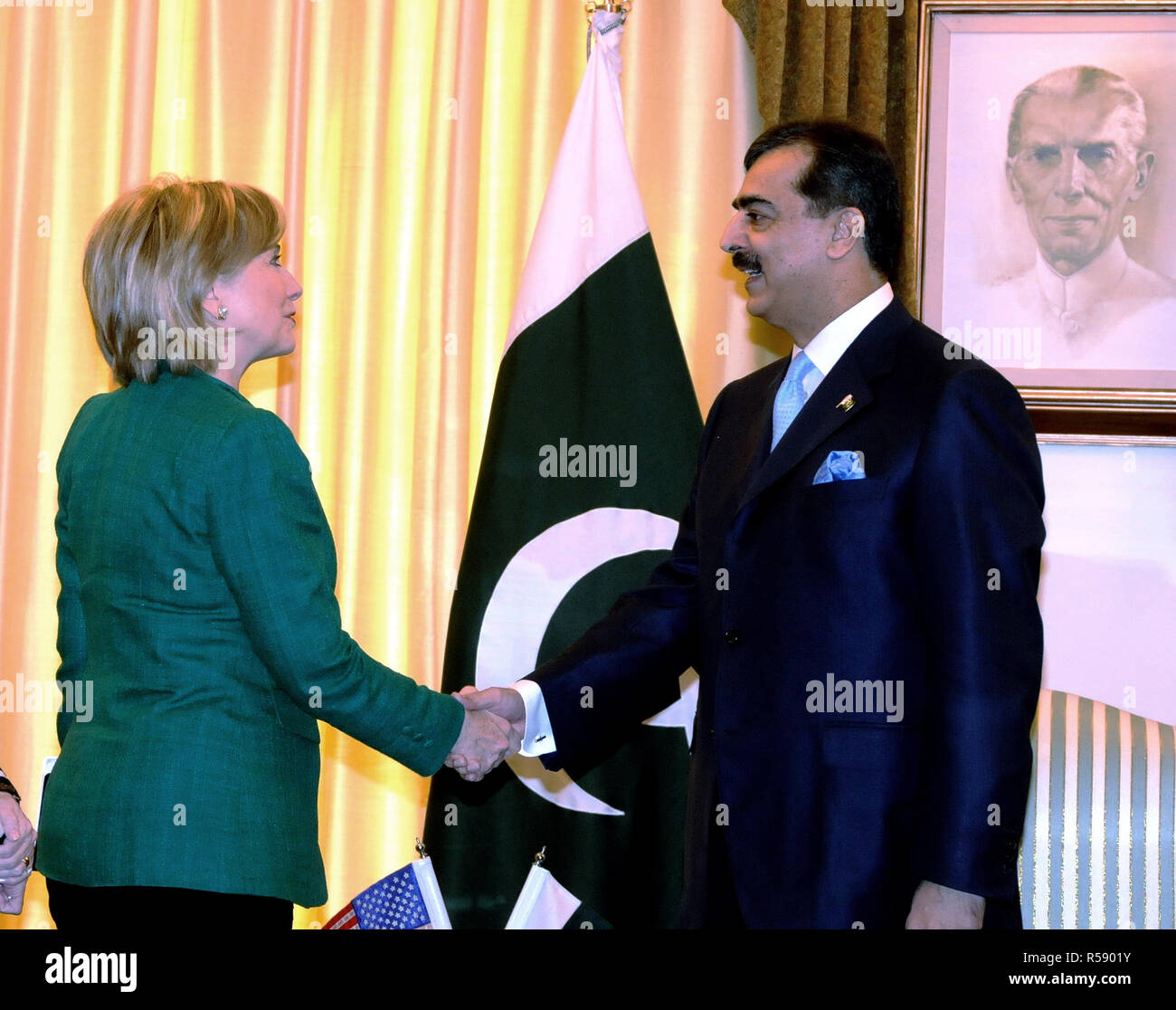 2009 - STATI UNITI Il segretario di Stato Hillary Rodham Clinton è accolto dal Primo Ministro pakistano Yousuf Raza Gilani presso la residenza del Primo ministro di Islamabad Foto Stock