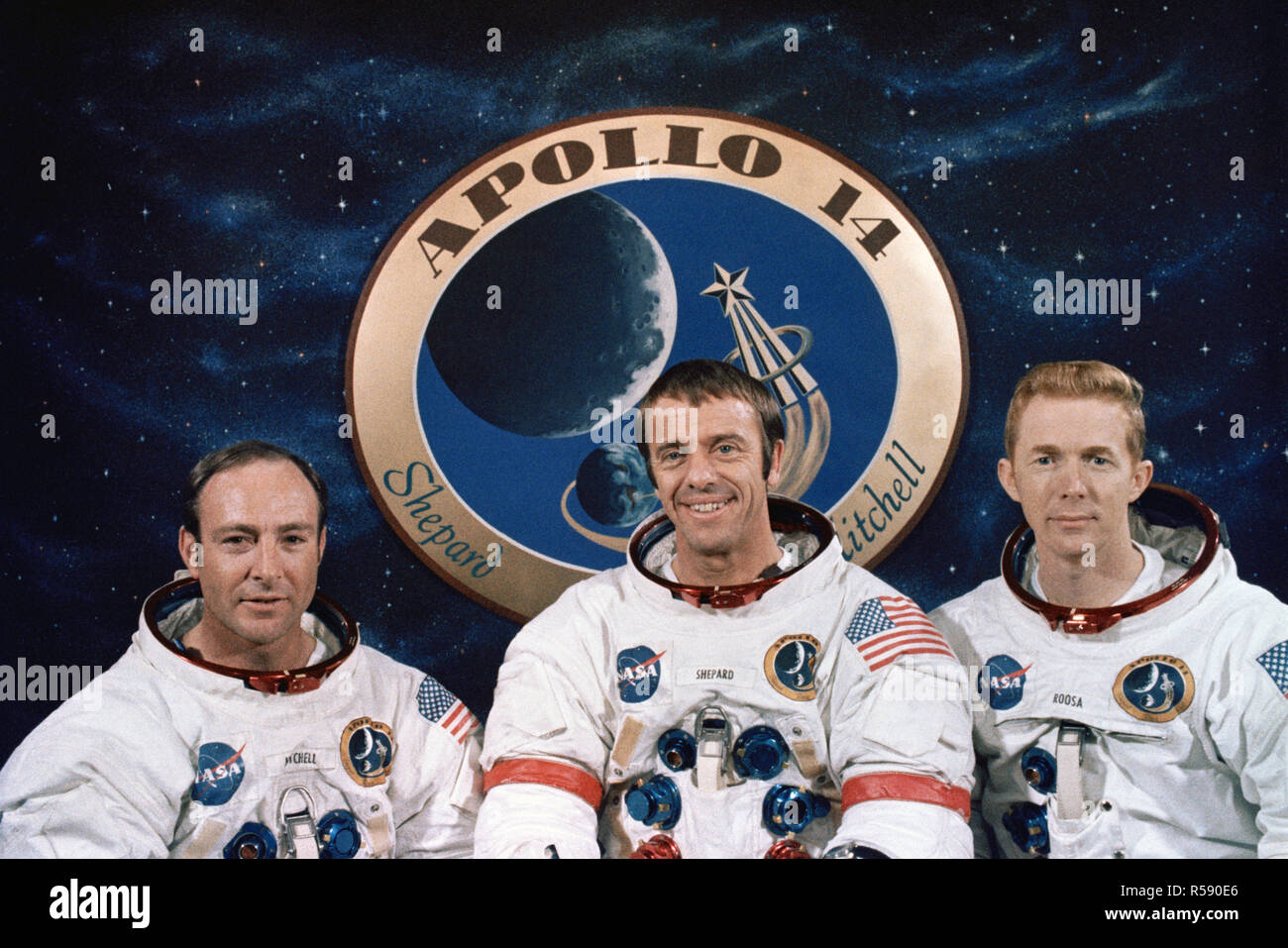 (Dicembre 1970) --- Queste tre astronauti sono il primo equipaggio dell'Apollo 14 atterraggio lunare di missione. Da sinistra a destra, sono D. Edgar Mitchell, modulo lunare pilota; Alan B.Shepard Jr., comandante; e Stuart A. Roosa, il pilota del modulo di comando. L'Apollo 14 emblema è in background. Foto Stock