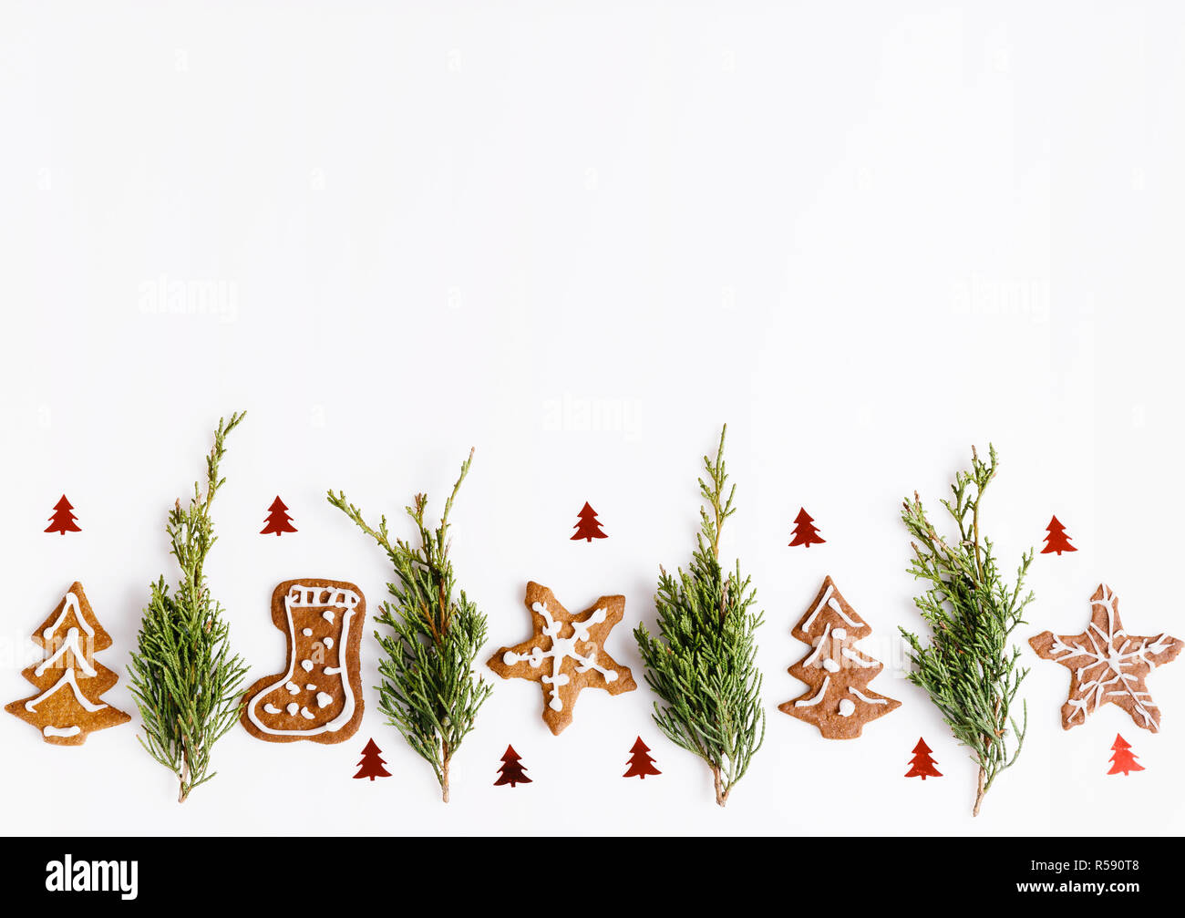 Natale in casa gingerbread cookie e albero di natale sul tavolo bianco. Banner di natale Foto Stock