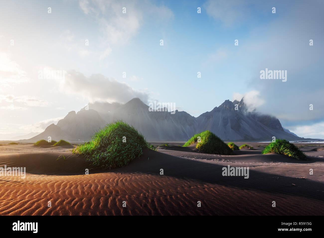 Incredibile vista del famoso Stokksnes montagne su Vestrahorn cape, Islanda Foto Stock