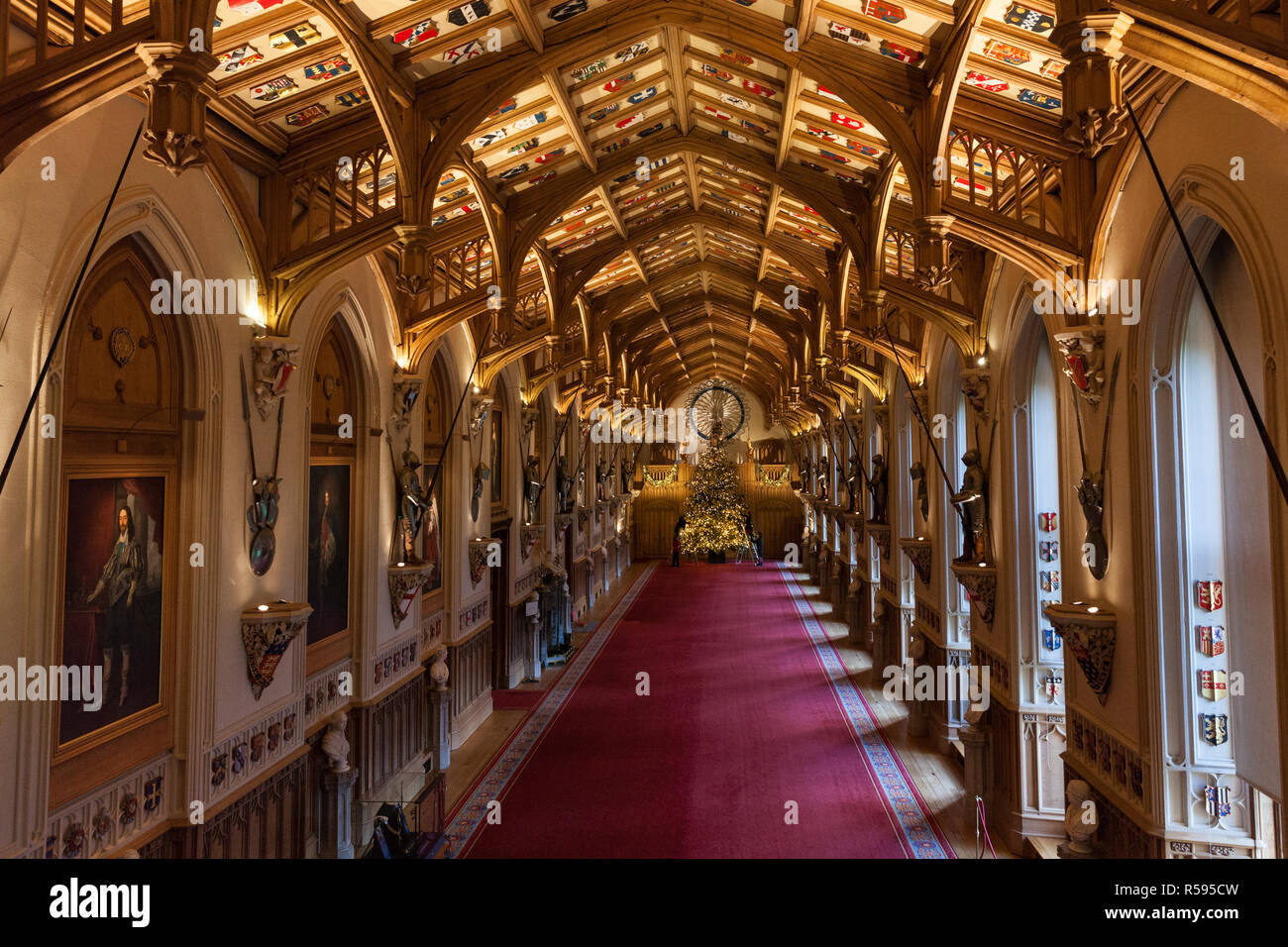 Windsor, Regno Unito. 30 Novembre, 2018. Gli Appartamenti di Stato al Castello di Windsor sono state decorate con scintillanti alberi di Natale e scintillanti luci di Natale. Visto qui nella magnifica St George's Hall un sorprendente 20ft Nordmann abete dal Windsor Great Park vestiti con decorazioni in oro. Un 15ft albero di Natale viene visualizzato anche nell'Crimson Drawing Room. Credito: Mark Kerrison/Alamy Live News Foto Stock