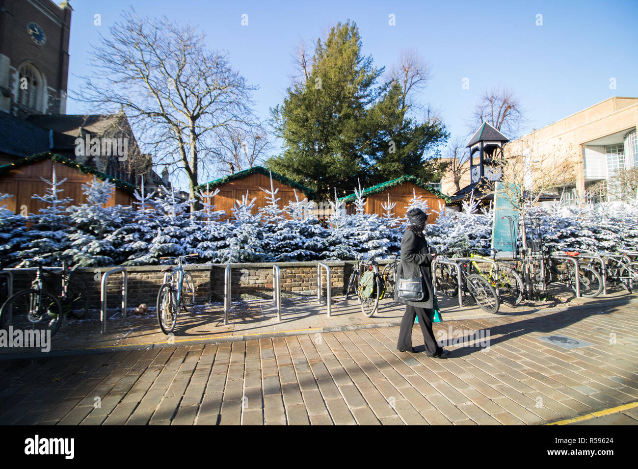 Kingston Surrey, Regno Unito. Il 30 novembre 2018. Un villaggio alpino del mercato alimentare si apre per il periodo natalizio con Swiss alpine e ristoranti a tema e bar nel cuore di Kingston Upon Thames Credito: amer ghazzal/Alamy Live News Foto Stock