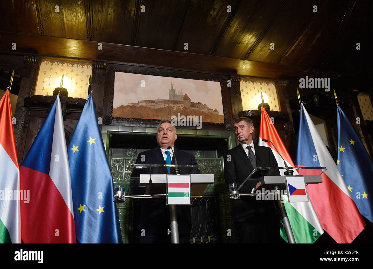 Praga, Repubblica Ceca. 30 Novembre, 2018. Primo ministro ceco Andrej Babis (ANO), destra, e il suo omologo ungherese Viktor Orban (Fidesz) tenere una conferenza stampa a Praga Repubblica Ceca, il Venerdì, 30 novembre 2018, dopo la loro discussione sulle relazioni bilaterali, compresa la cooperazione economica e agenda europea. Credito: Michal Krumphanzl/CTK foto/Alamy Live News Foto Stock