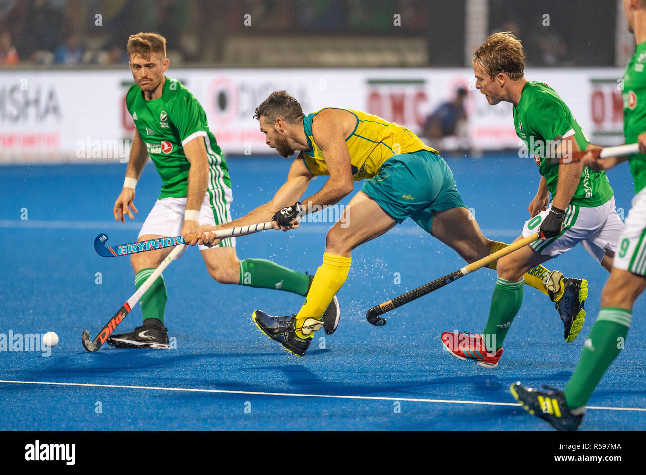 Bhubaneswar, India. 30 Novembre, 2018. BHUBANESWAR, 30-11-2018, Odisha Hockey uomini di Coppa del Mondo di Bhubaneswar 2018. Luogo: Kalinga Stadium. Shane O'Donoghue e Trento Mitton durante il gioco Australia vs Irlanda. Credito: Pro scatti/Alamy Live News Foto Stock