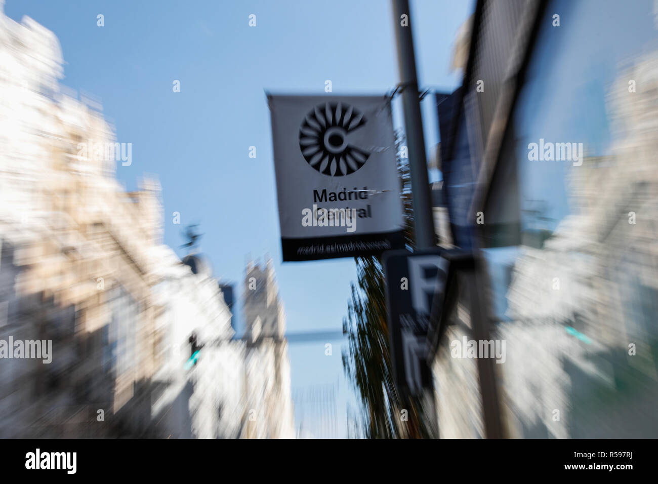 Madrid, Spagna. 30 Novembre, 2018. Il sindaco di Madrid, Manuela Carmena; il delegato di Ambiente e mobilità, Inés Sabanes; il delegato di uno sviluppo urbano sostenibile, José Manuel Calvo e il delegato dell'Economia e delle finanze e consigliere del centro distretto, Jorge García Castaño, partecipare all'inizio del centro di Madrid, la bassa zona di emissione che iniziano a lavorare in questo venerdì e che è parte di un piano per la qualità dell'aria e il cambiamento climatico il Nov 30, 2018 a Madrid, Spagna Credito: Jesús Hellin/Alamy Live News Foto Stock