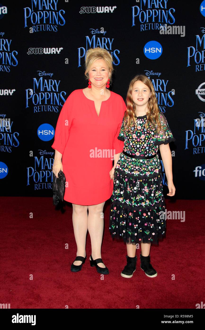 Caroline Rhea, Ava Rhea Economopoulos presso gli arrivi per Mary Poppins ritorna Premiere, Dolby Theatre, Los Angeles, CA Novembre 29, 2018. Foto di: Priscilla concedere/Everett Collection Foto Stock