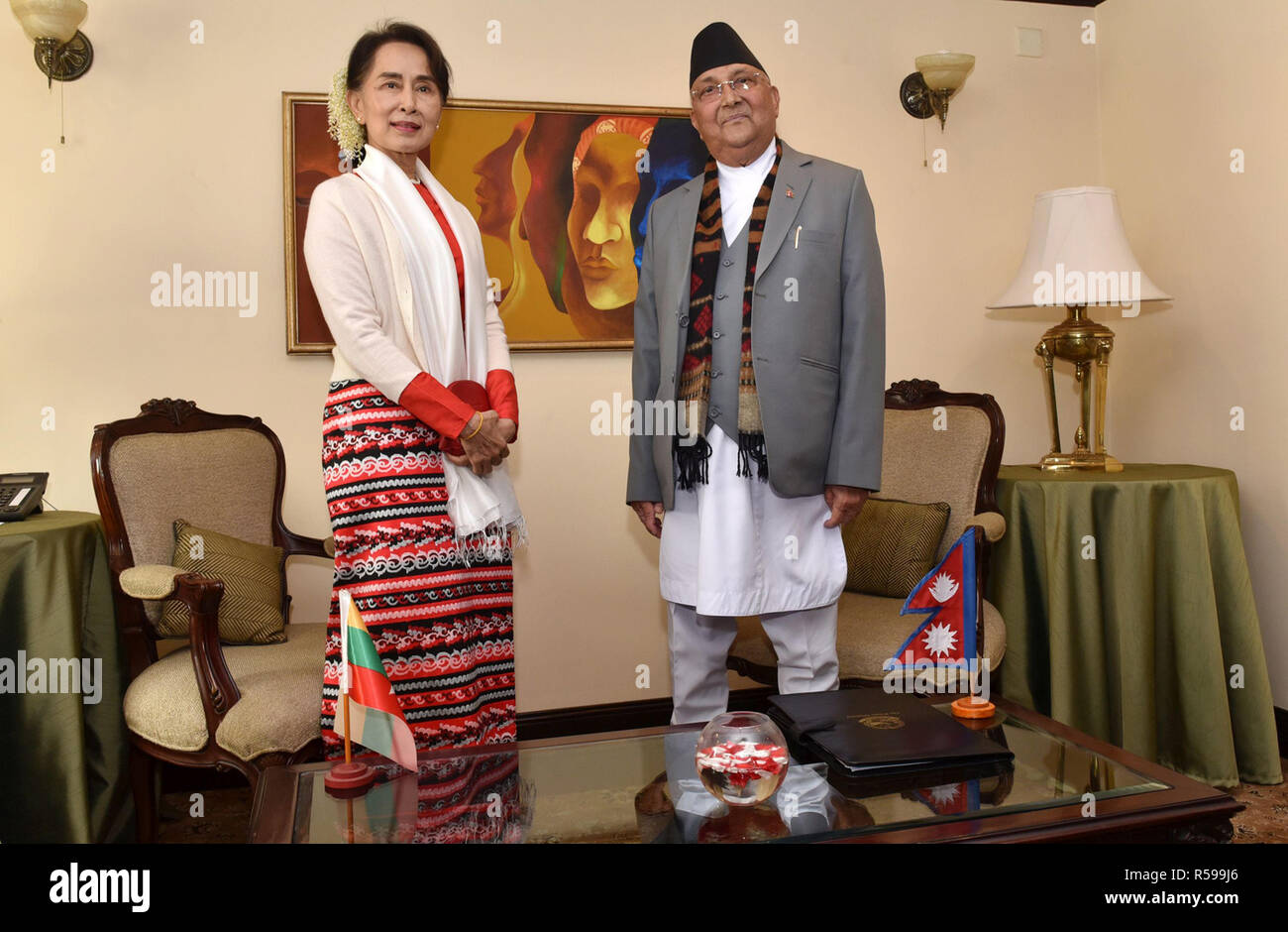 Kathmandu, Nepal. 30 Novembre, 2018. Primo ministro nepalese KP Sharma Oli (R) tiene colloqui con il Myanmar Consigliere di Stato Aung San Suu Kyi in Kathmandu, Nepal, nov. 30, 2018. Credito: DOI/Xinhua/Alamy Live News Foto Stock