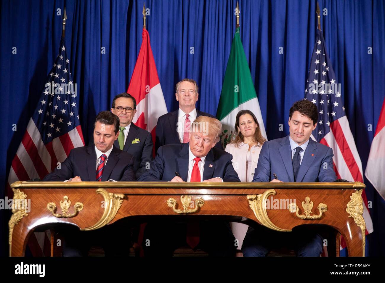 Stati Uniti Presidente Donald Trump, centro, il primo ministro canadese Justin Trudeau, destro e il presidente messicano Enrique Peña Neto, sinistra, durante una cerimonia di firma del nuovo accordo NAFTA accordo commerciale chiamato USMCA Novembre 30, 2018 a Buenos Aires, Argentina. Foto Stock