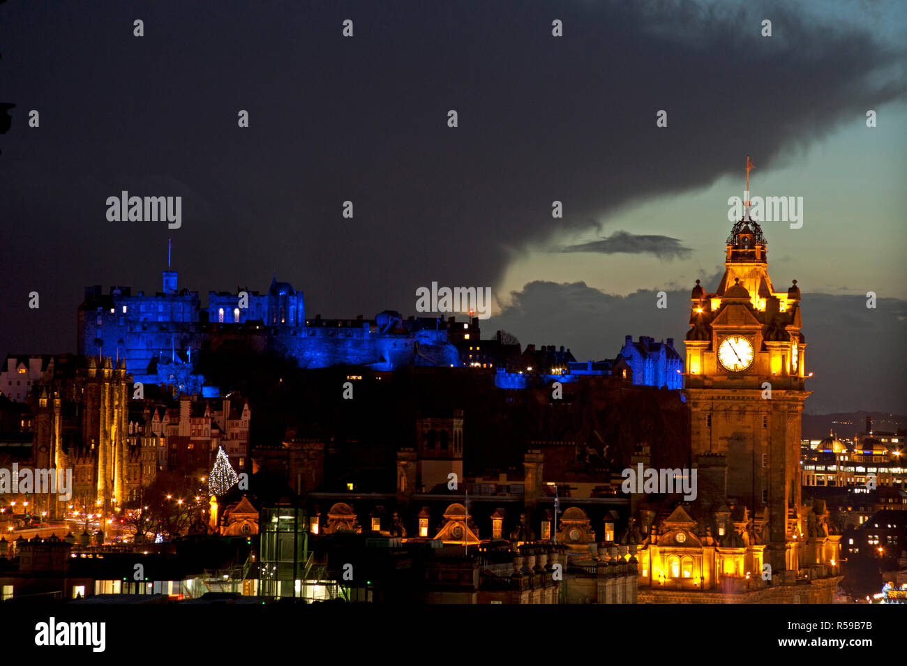 Edimburgo, Scozia, Regno Unito. 30 Novembre, 2018. Il Castello di Edimburgo opportunamente vestiti per celebrare St Andrew della notte da una illuminazione delle sue mura e bastioni con faretti blu. Foto Stock