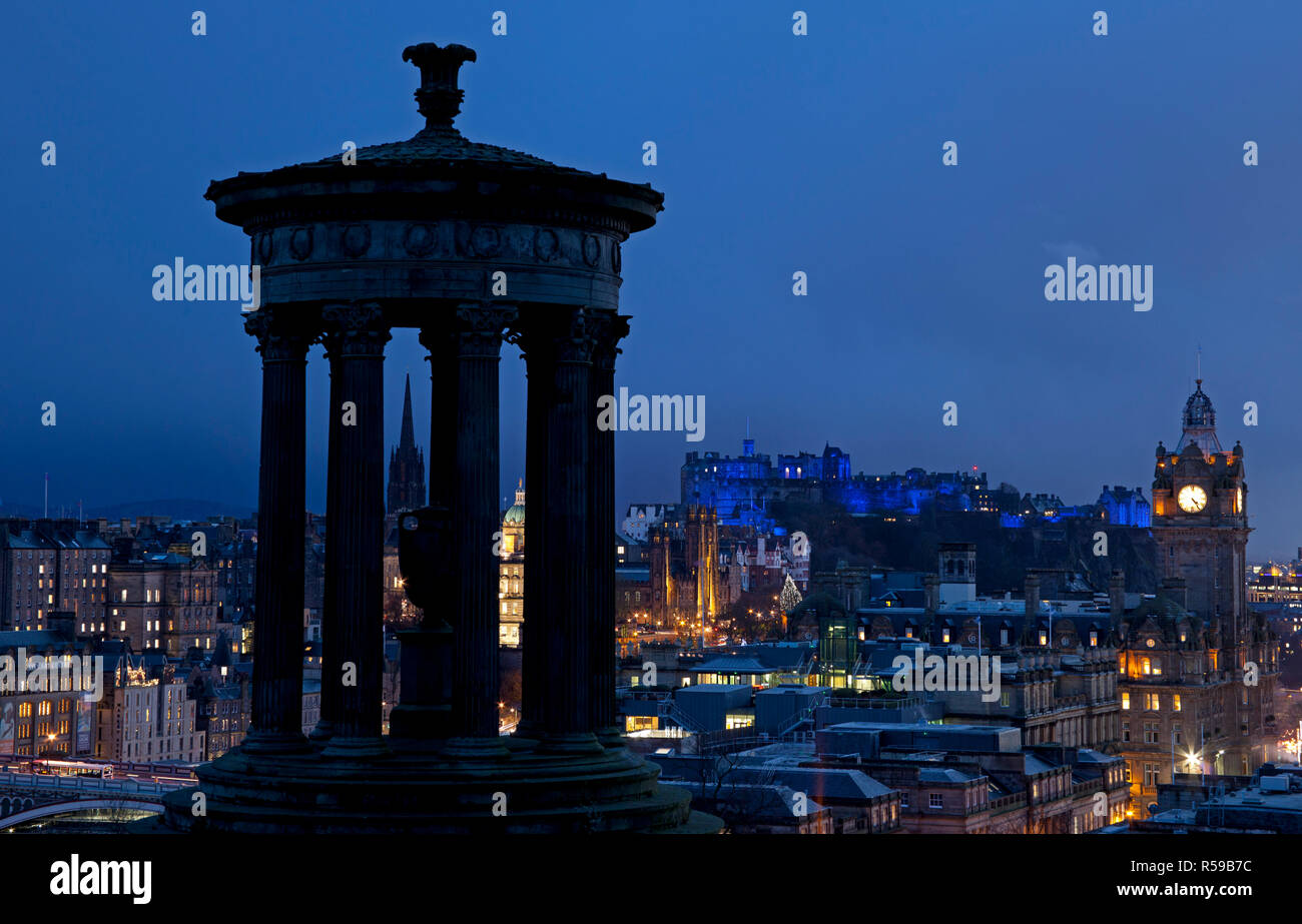 Edimburgo, Scozia, Regno Unito. 30 Novembre, 2018. Il Castello di Edimburgo opportunamente vestiti per celebrare St Andrew della notte da una illuminazione delle sue mura e bastioni con faretti blu. Foto Stock