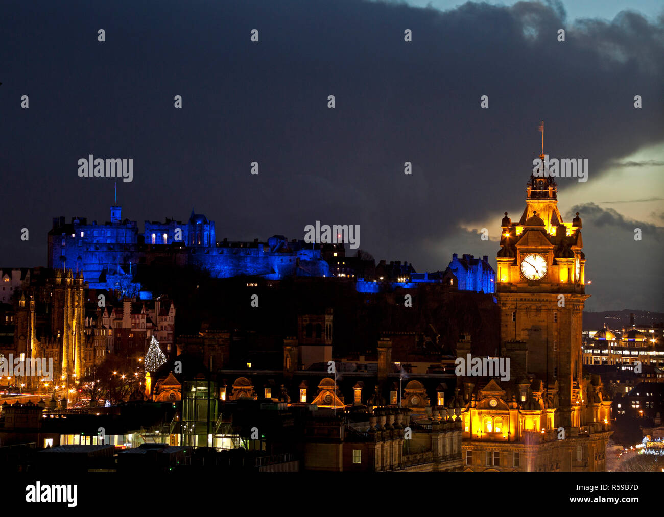 Edimburgo, Scozia, Regno Unito. 30 Novembre, 2018. Il Castello di Edimburgo opportunamente vestiti per celebrare St Andrew della notte da una illuminazione delle sue mura e bastioni con faretti blu. Foto Stock