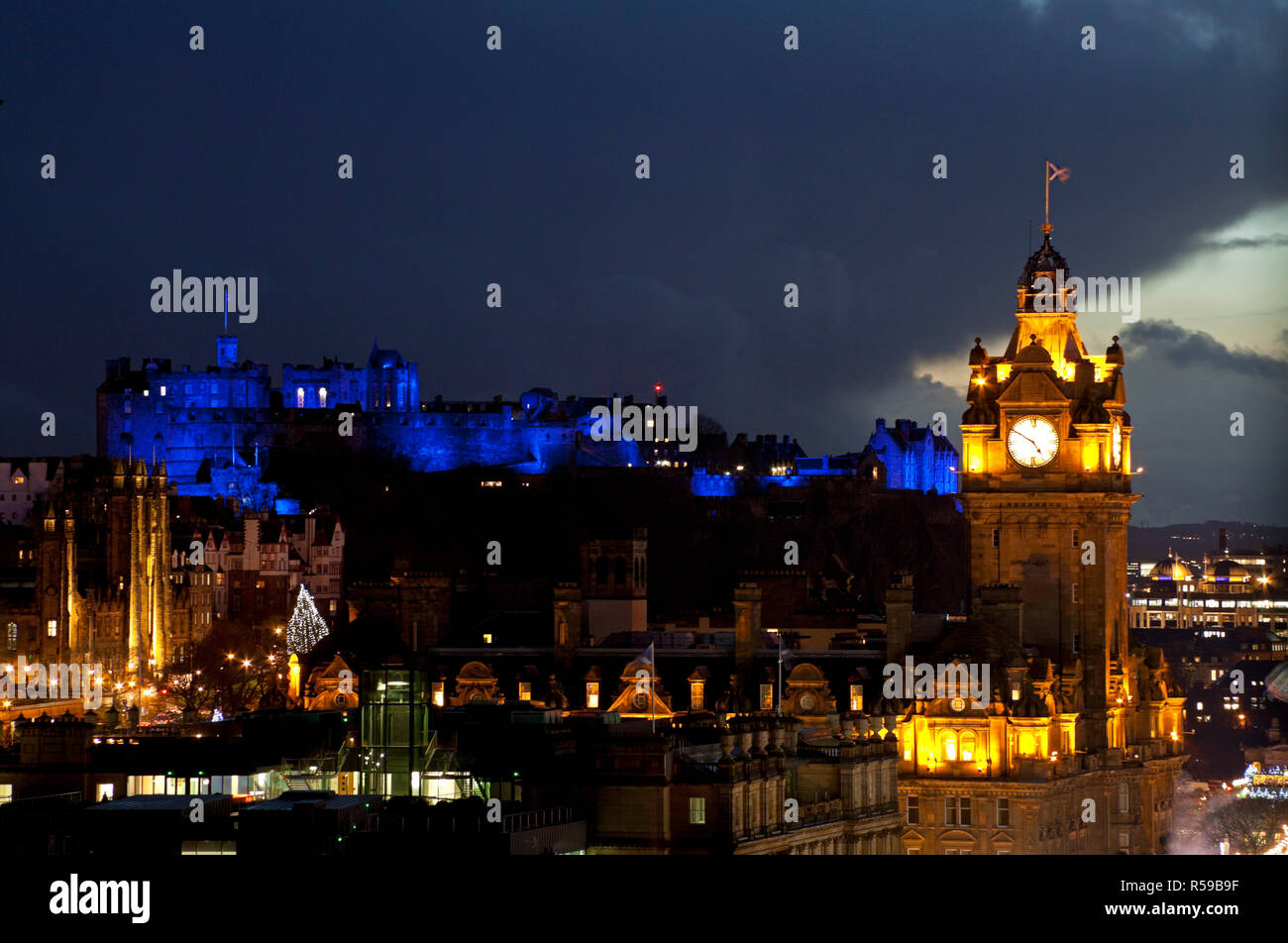 Edimburgo, Scozia, Regno Unito. 30 Novembre, 2018. Il Castello di Edimburgo opportunamente vestiti per celebrare St Andrew della notte da una illuminazione delle sue mura e bastioni con faretti blu. Foto Stock