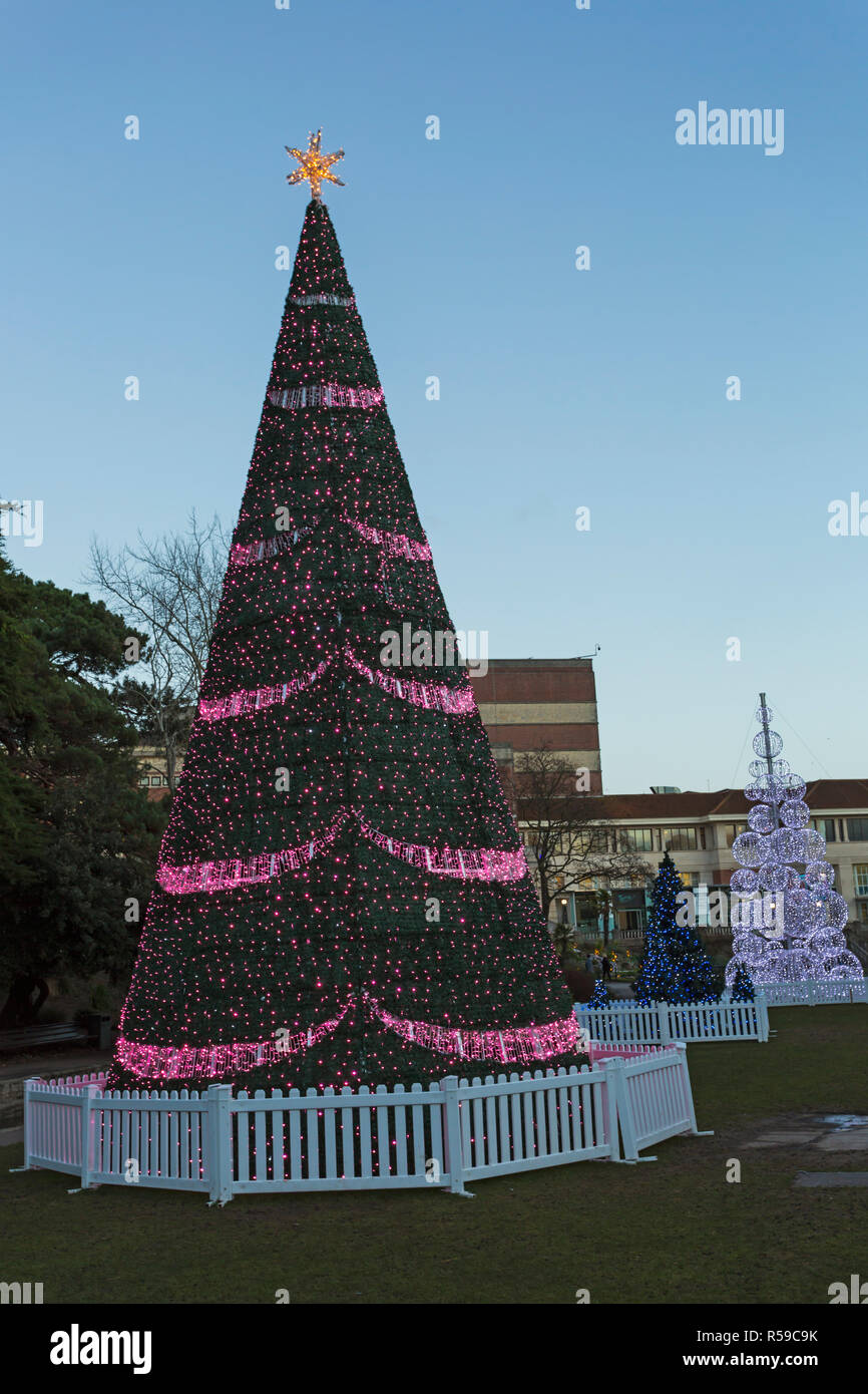 Bournemouth Dorset, Regno Unito. 25 Nov, 2018. Bournemouth il primo albero di Natale il paese delle meraviglie con più di 100 alberi scintillanti e illuminazioni. Alcuni alberi sono a tema che rappresentano sei città in tutto il mondo - questa è la struttura di Varsavia con Seattle albero nella distanza in Giardini inferiori. I visitatori possono seguire il sentiero. Credito: Carolyn Jenkins/Alamy Live News Foto Stock