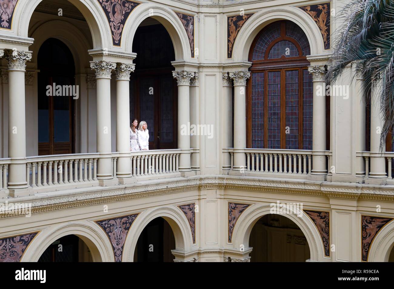 L'argentino First Lady Juliana Awada, a sinistra mostra il francese prima signora Brigitte Macron il cortile interno della Casa Rosada Novembre 29, 2018 a Buenos Aires, Argentina. Foto Stock