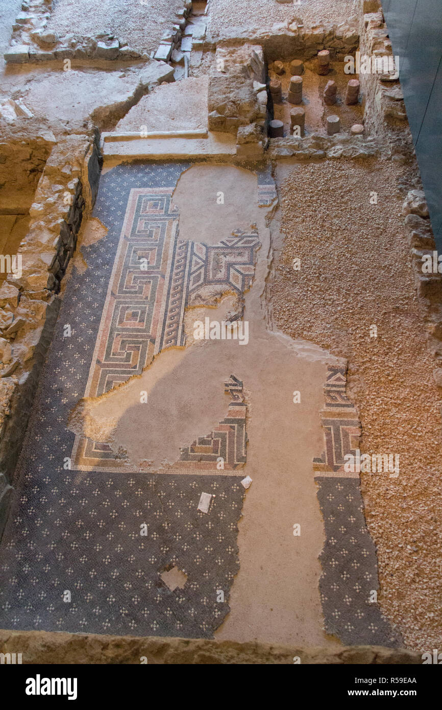 L'Italia, Brescia - 24 dicembre 2017: il punto di vista del frammento di pavimento di Duomus dell'Ortaglia nel Museo di Santa Giulia il 24 dicembre 2017 a Brescia Foto Stock